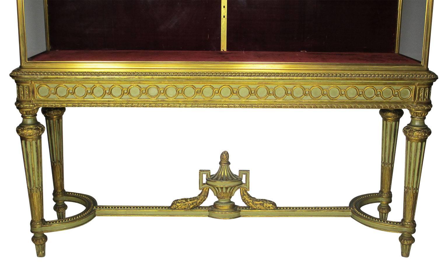 Français Vitrine d'exposition en bronze et bois sculpté de style Louis XVI Belle Époque en vente