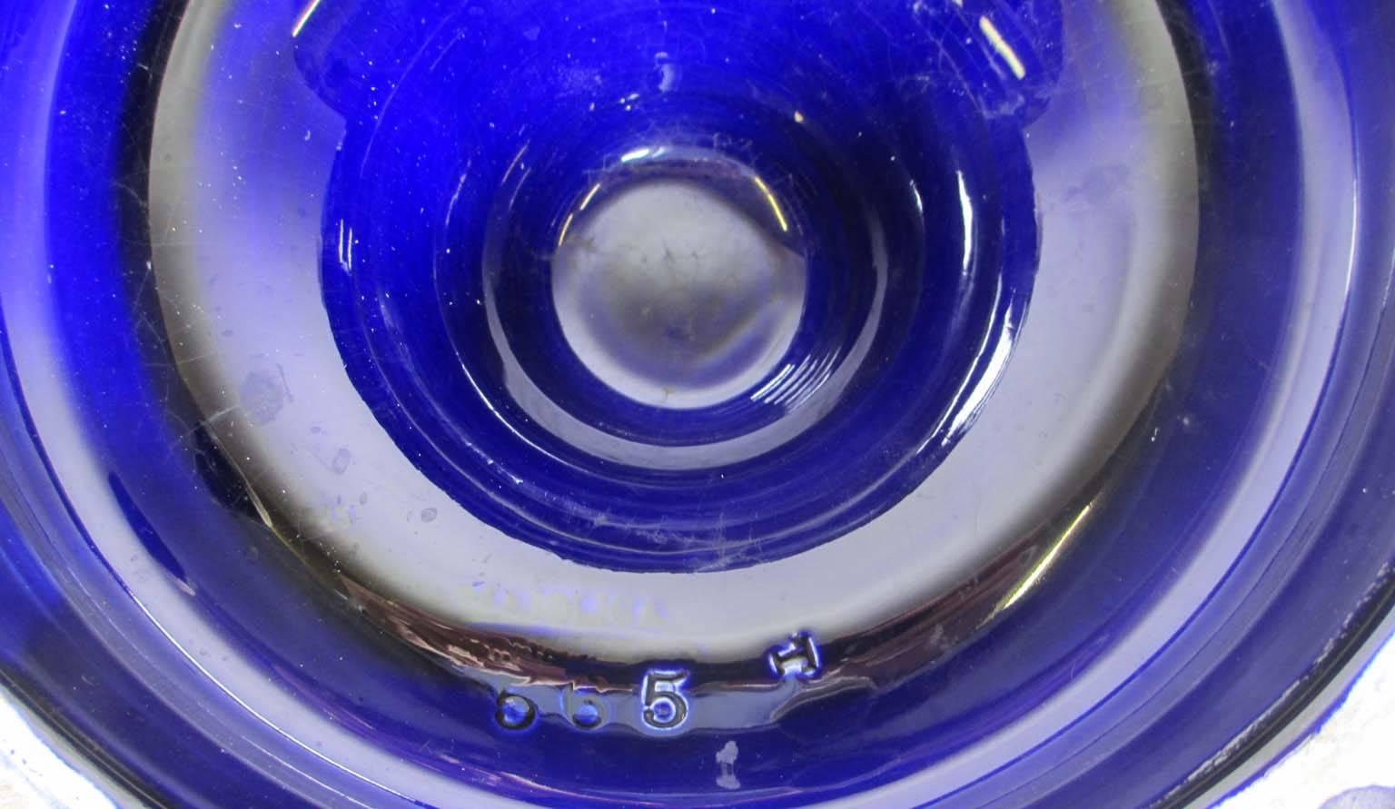 XIXe siècle Paire de vases figuratifs en majolique bleu cobalt et doré à la feuille du 19ème siècle en vente