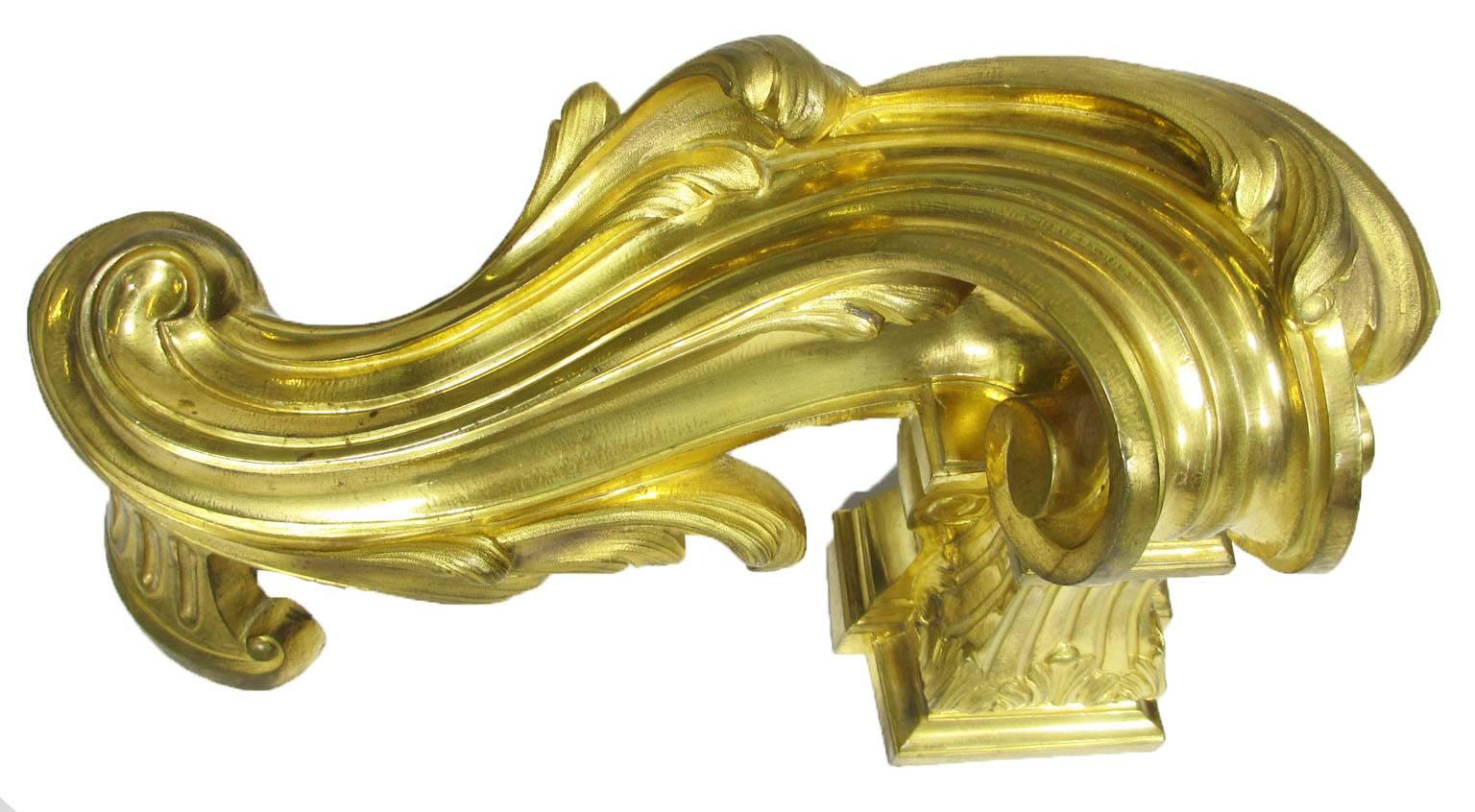 Feines Paar französischer Chenets aus vergoldeter Bronze im Louis XV-Stil des 19. Jahrhunderts im Angebot 1