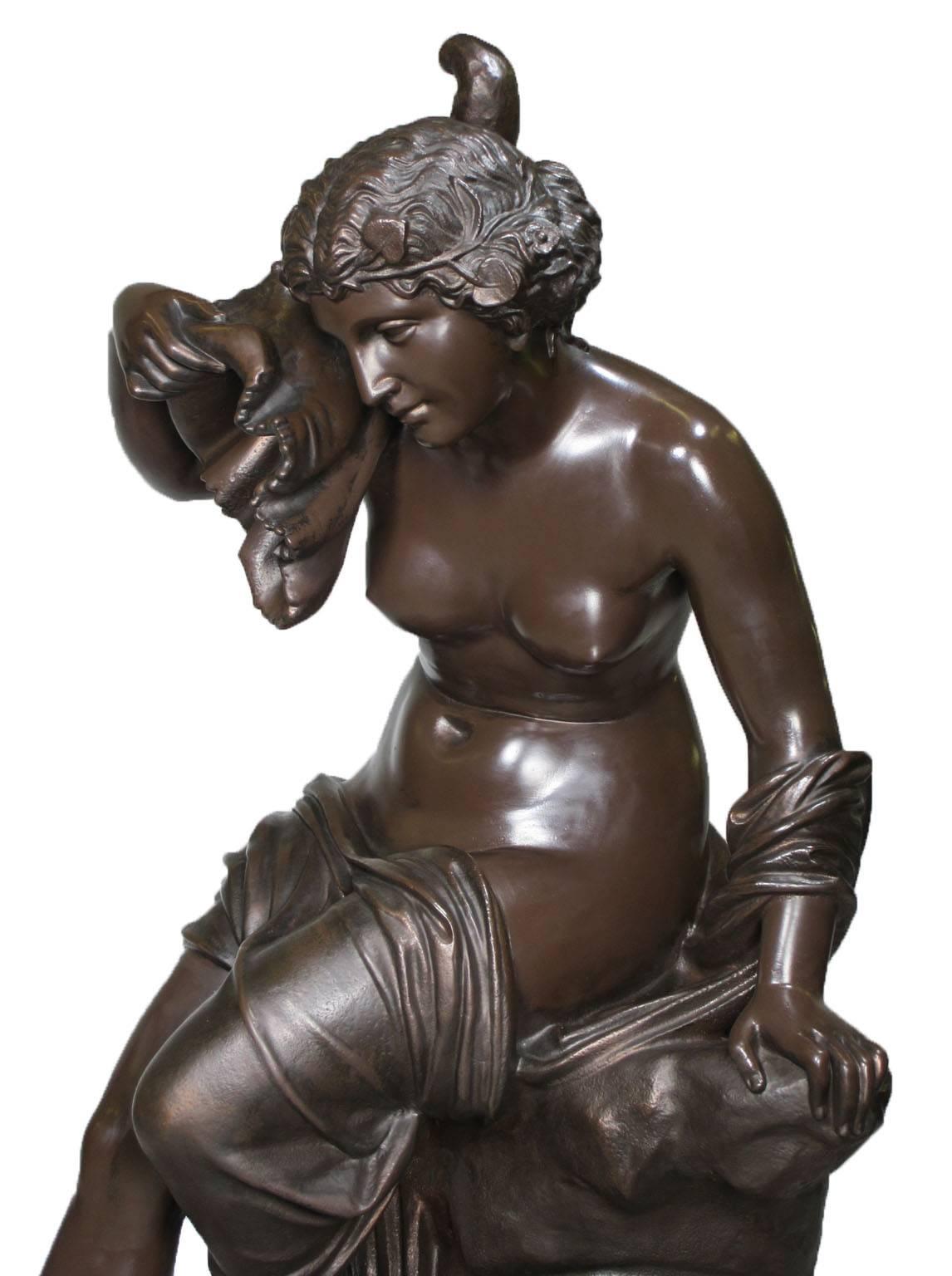 Große französische Brunnenfigur aus Gusseisen des 19. Jahrhunderts mit einer sitzenden nackten Jungfrau (Klassisch-griechisch) im Angebot