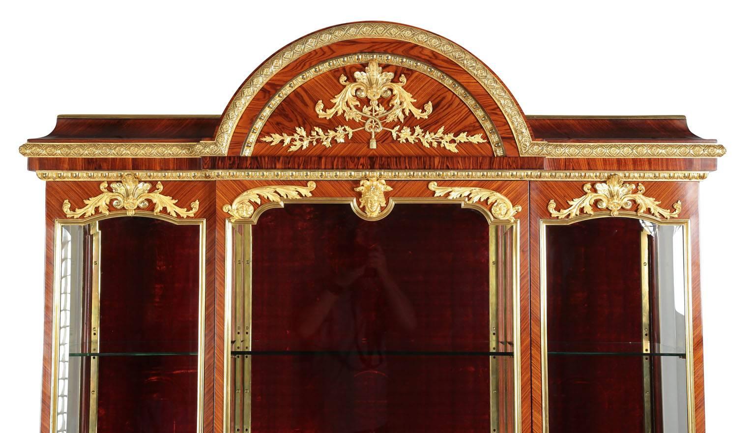Français Palatiale Vitrine de style Louis XVI en bois de roi monté en bronze doré et en Vernis Martin en vente