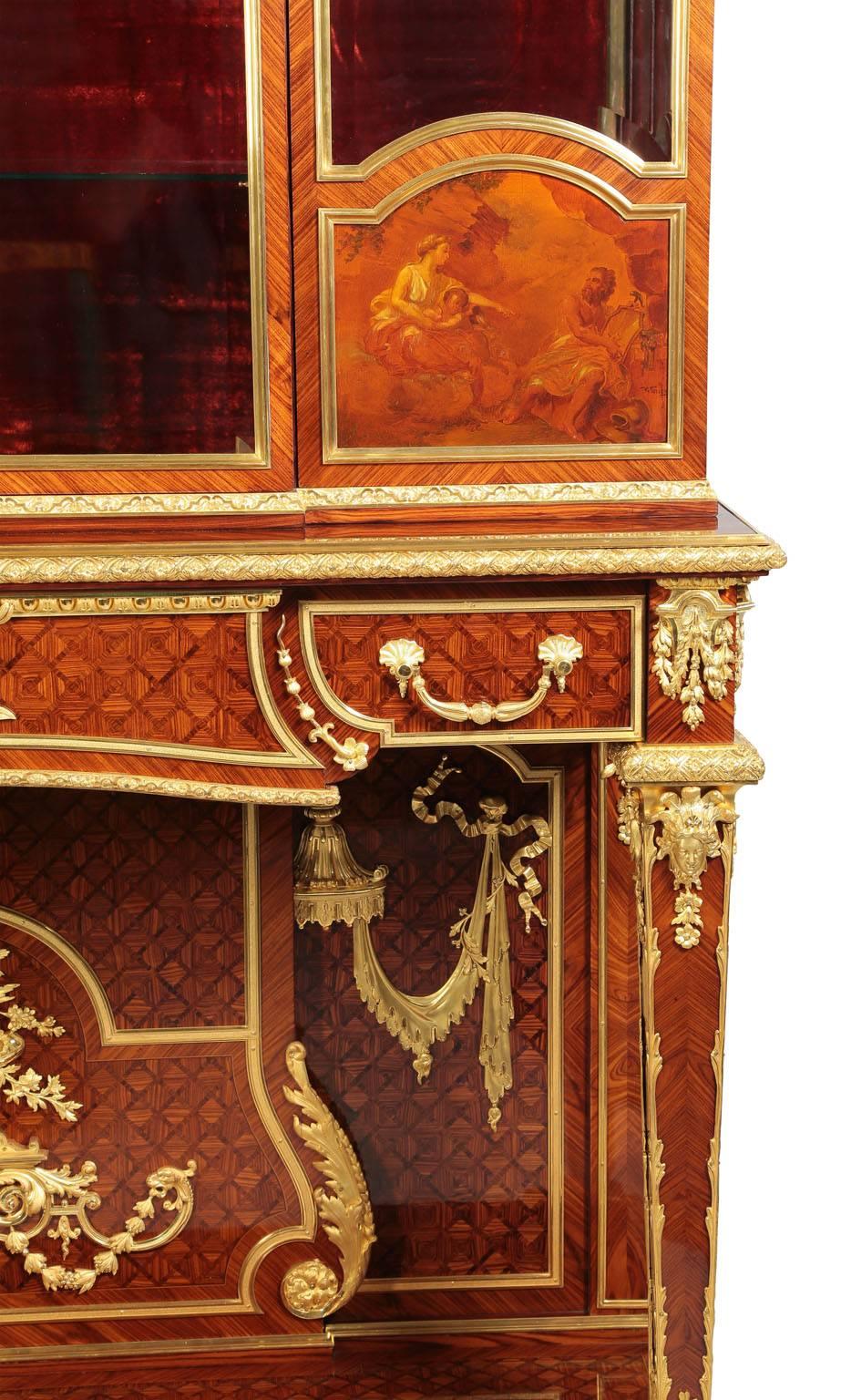Vitrina palaciega estilo Louis XVI de madera de rey montada en ormolina y estilo Vernis Martin Francés en venta