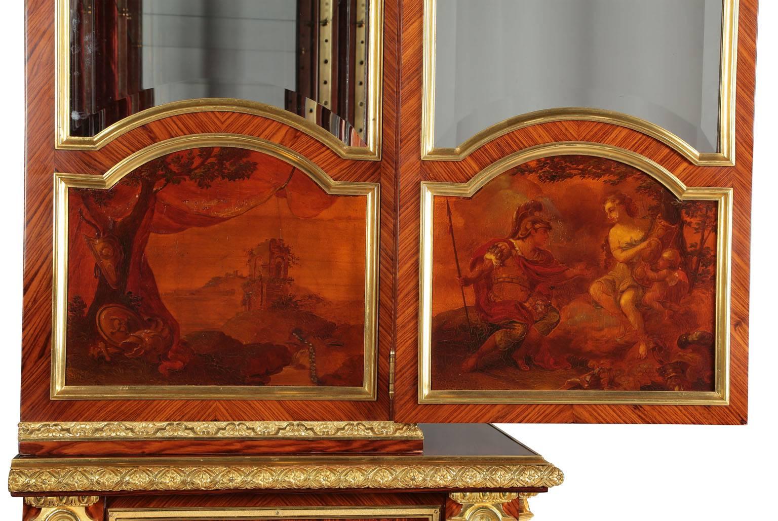 Palatiale Vitrine de style Louis XVI en bois de roi monté en bronze doré et en Vernis Martin Bon état - En vente à Los Angeles, CA