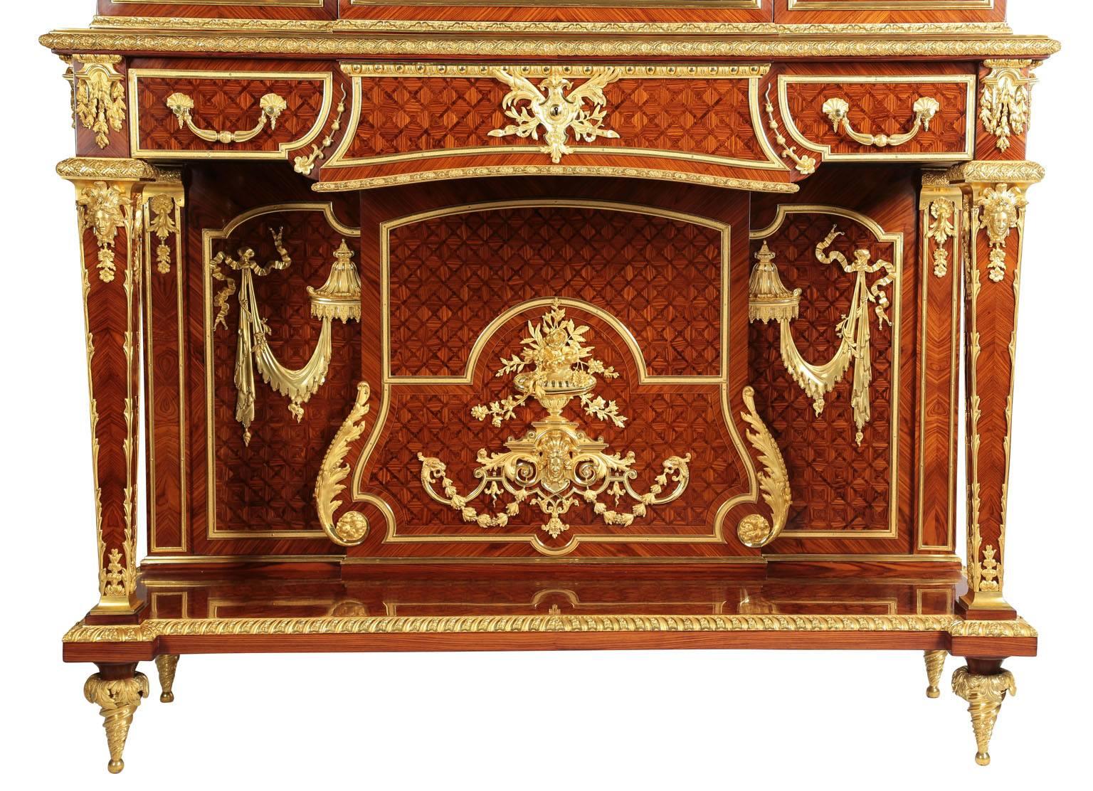 Verre Palatiale Vitrine de style Louis XVI en bois de roi monté en bronze doré et en Vernis Martin en vente