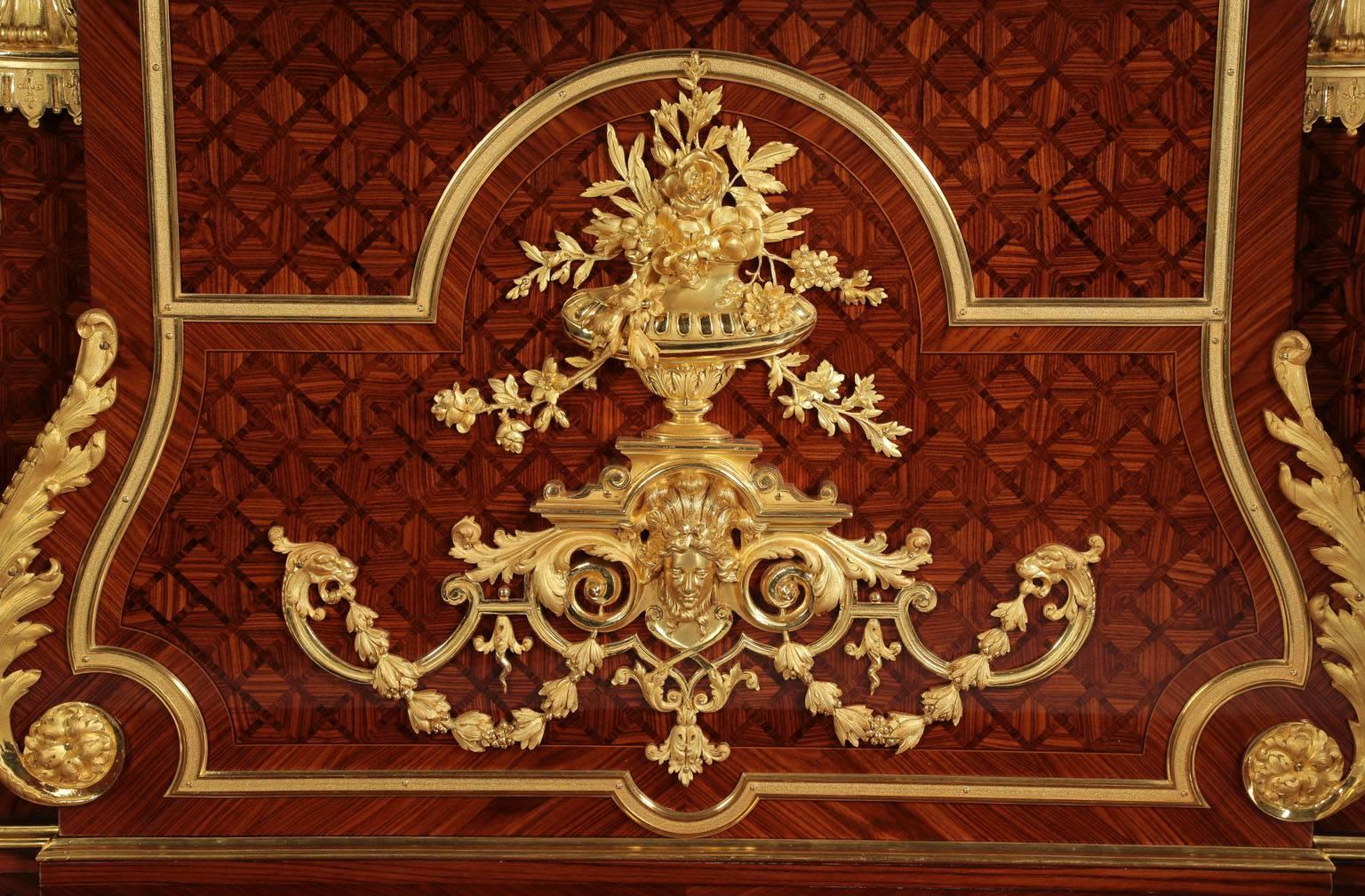 Palatiale Vitrine de style Louis XVI en bois de roi monté en bronze doré et en Vernis Martin en vente 1