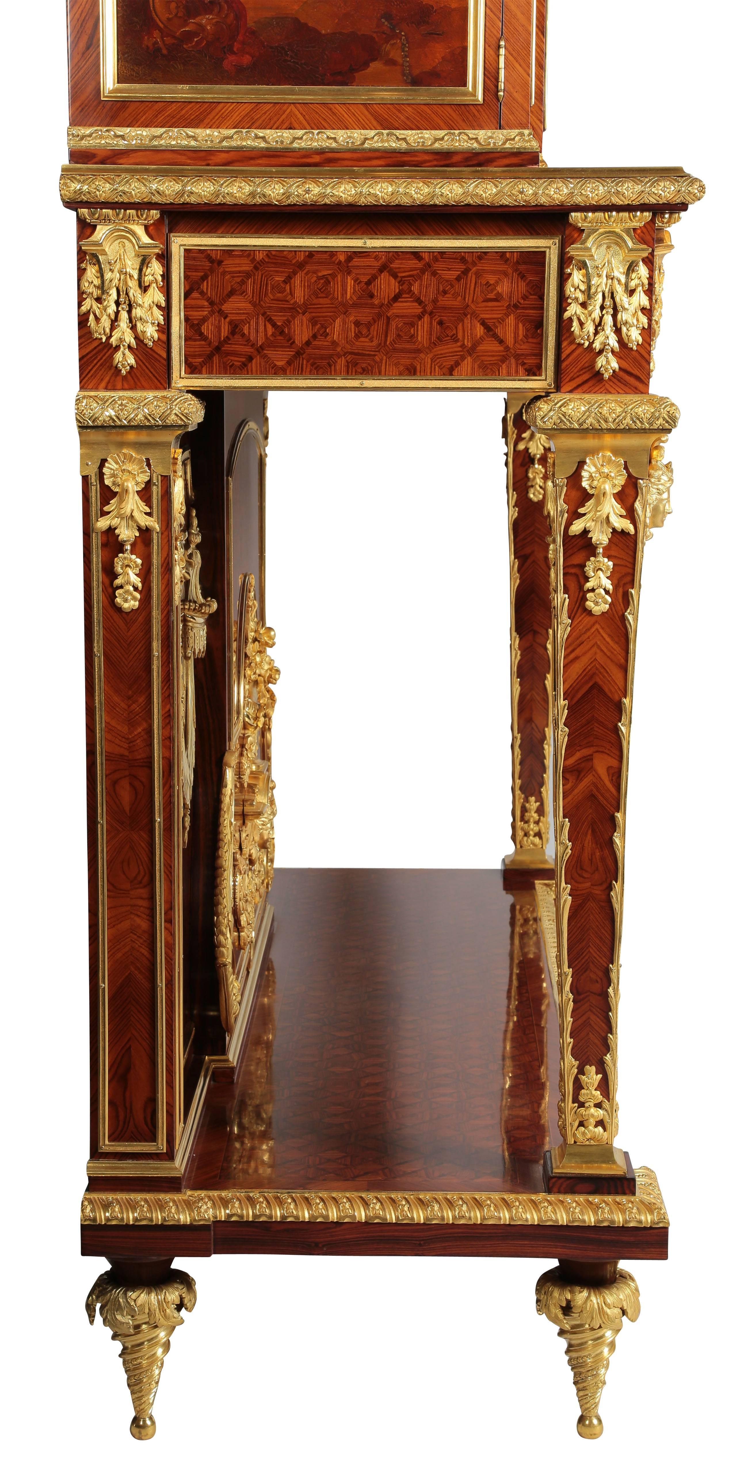 Palatiale Vitrine de style Louis XVI en bois de roi monté en bronze doré et en Vernis Martin en vente 2