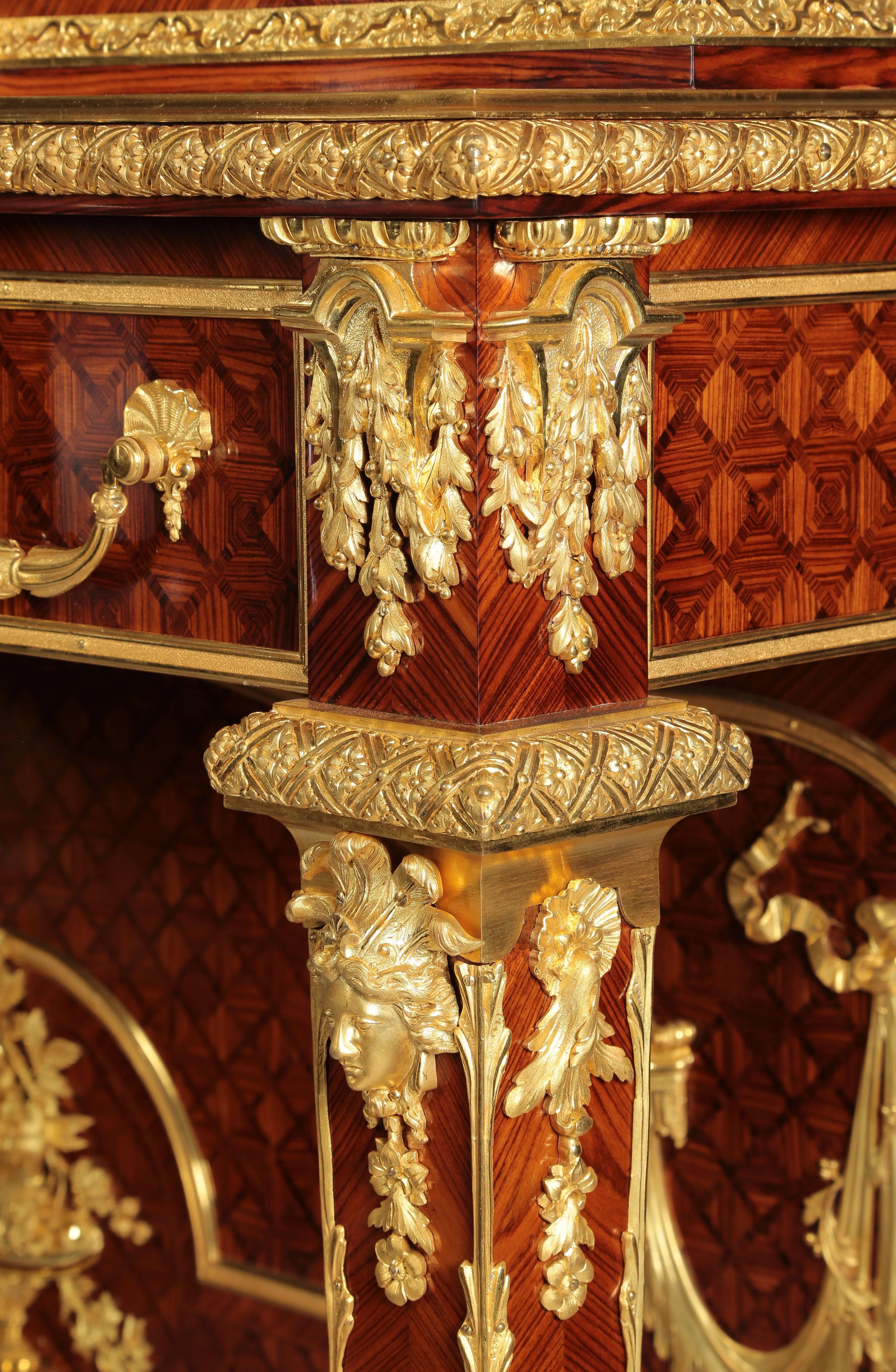 Palatiale Vitrine de style Louis XVI en bois de roi monté en bronze doré et en Vernis Martin en vente 3