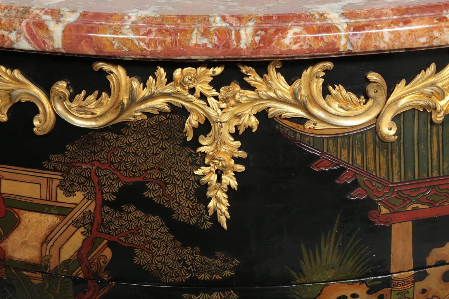 Palastartige Chinoiserie-Kommode im Louis-XV-Stil des 19. Jahrhunderts mit vergoldeter Bronzebeschlägen (Französisch) im Angebot