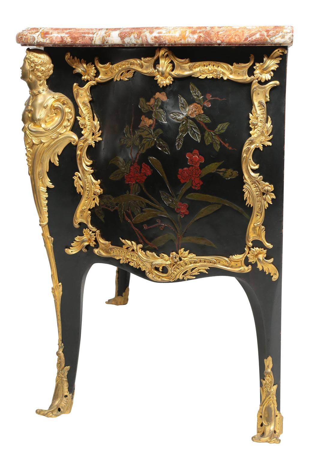 Marbre Commode chinoiseries palatiale de style Louis XV du 19ème siècle monté sur bronze doré en vente