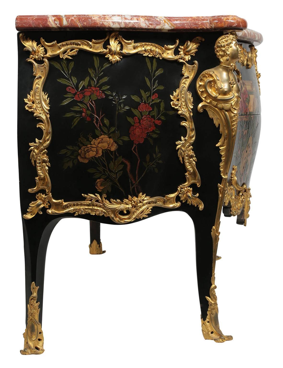 Commode chinoiseries palatiale de style Louis XV du 19ème siècle monté sur bronze doré en vente 1