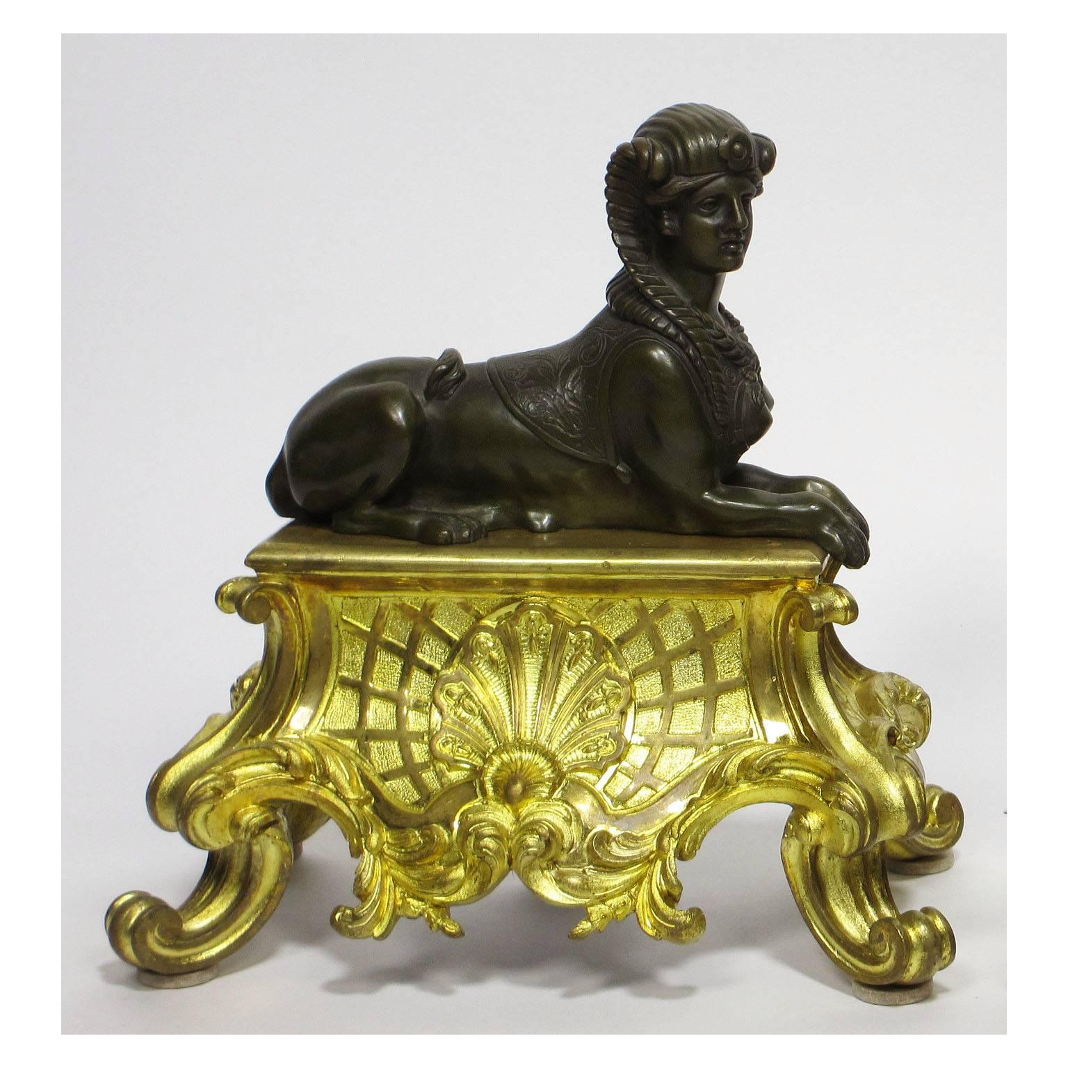Ein feines Paar französischer, vergoldeter und patinierter Bronzefiguren des 19. Jahrhunderts von Bouhon Freres, Paris. Auf jedem Chenet befindet sich eine patinierte Bronzefigur einer ruhenden Sphynx. Signiert: Bouhon, Paris, um