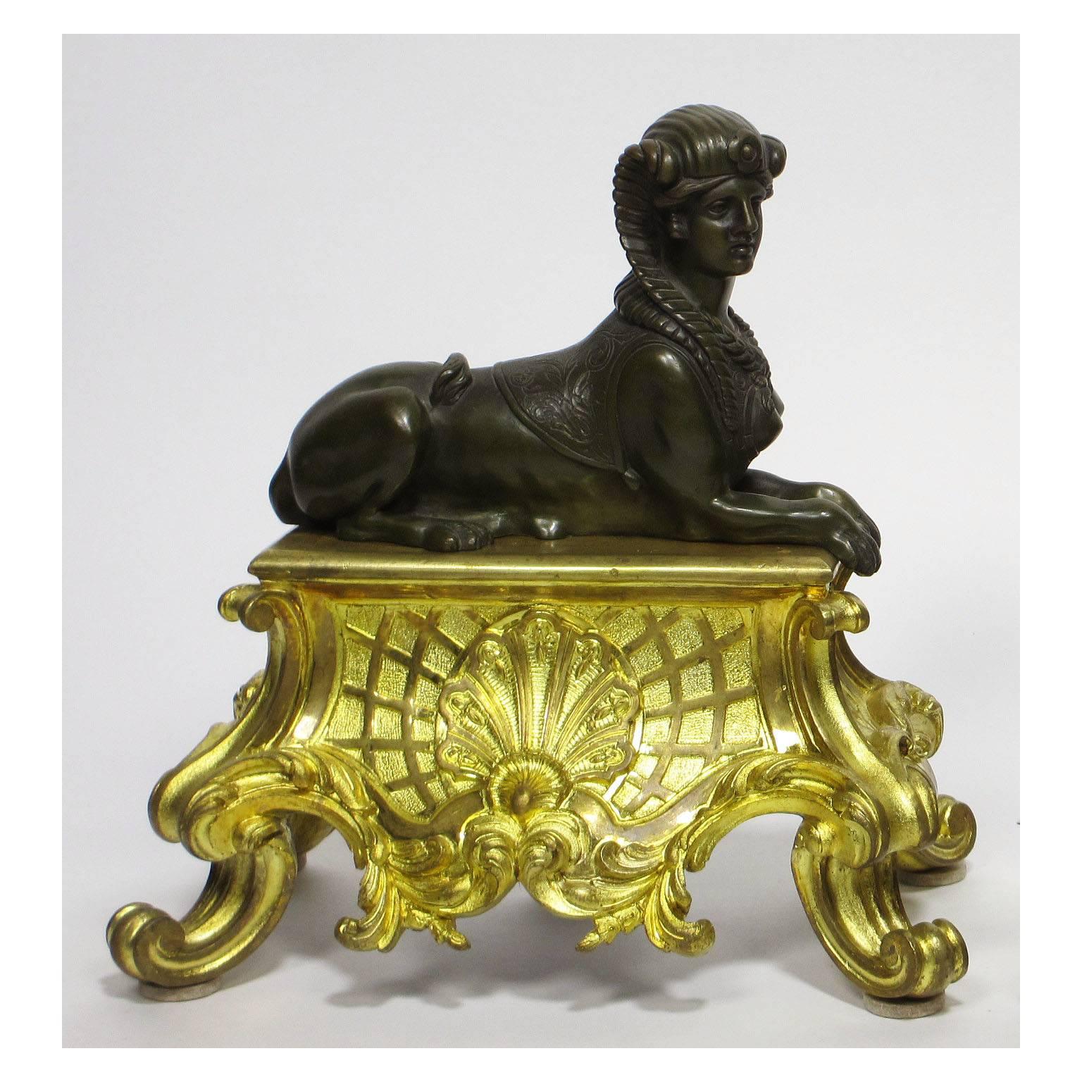 Bella coppia di chenet figurativi in bronzo patinato e dorato di Bouhon Freres, Parigi, del XIX secolo. Ogni Chenet è sormontato da una figura in bronzo patinato di uno Sphynx che riposa. Firmato: Bouhon, Parigi, circa 1890-1900.

Misure: -