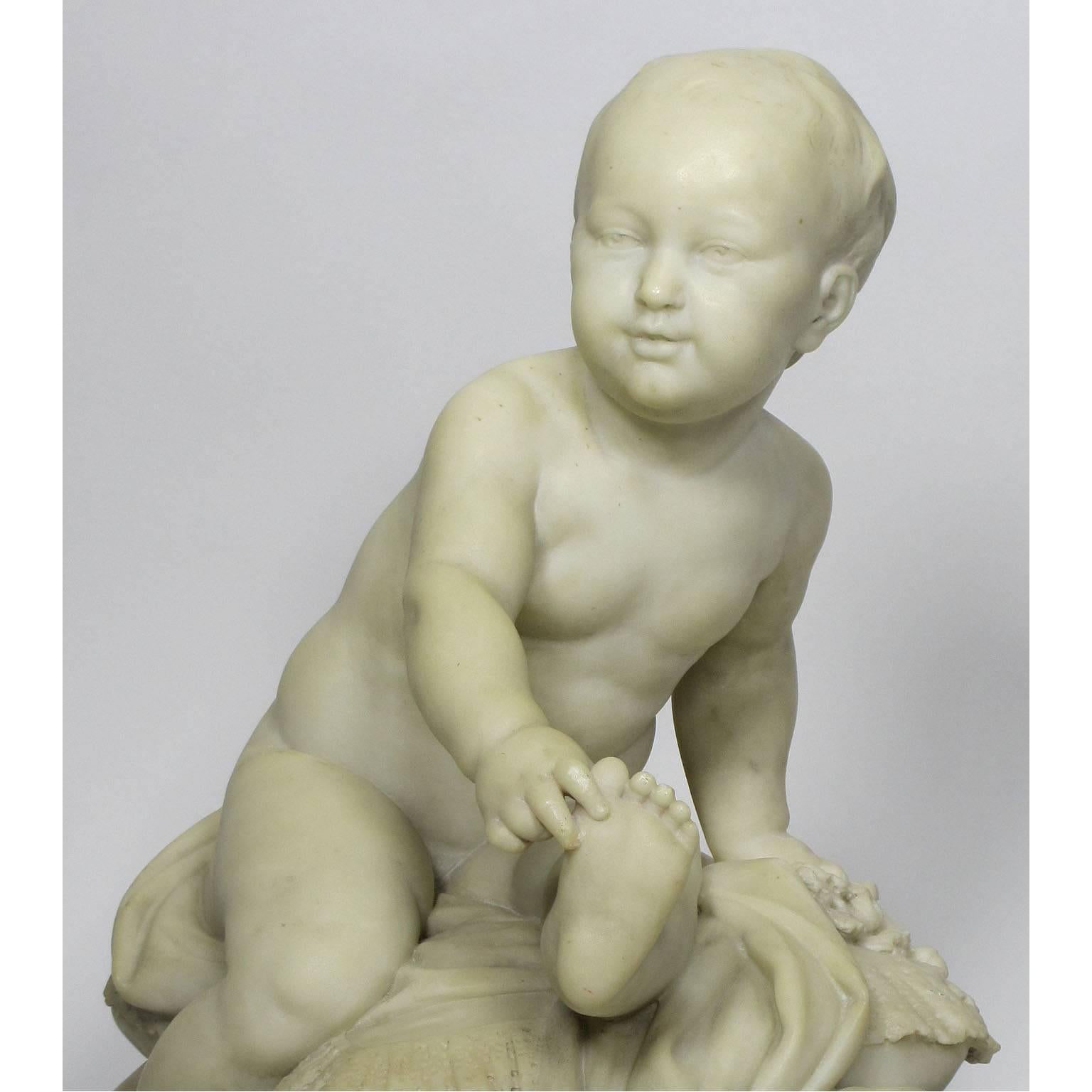 Eine sehr schöne und charmante französische Skulptur aus weißem Marmor aus dem 19. Jahrhundert, die einen jungen Prinzen darstellt, der auf einem Kissen mit Quasten sitzt. In der Art von Jean-Baptiste Pigalle (französisch, 1714-1785.) um Paris,