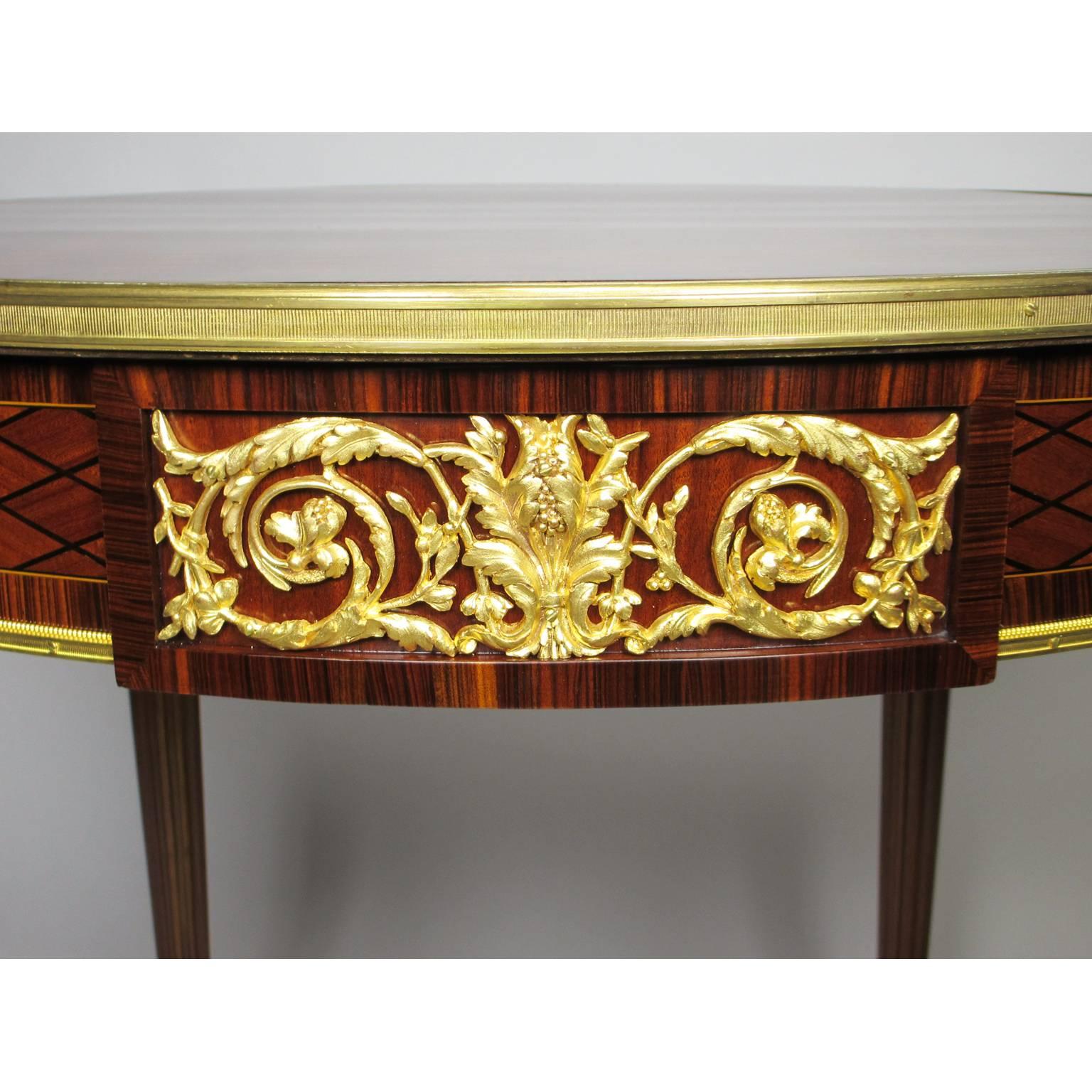 Début du 20ème siècle Table d'appoint Guéridon montée en bronze doré, de style Louis XVI, du 19e au 20e siècle en vente