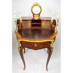 Französischer Sekretär-Schreibtisch im Louis-XV-Stil mit Intarsien und vergoldeter Bronze, mit Uhr