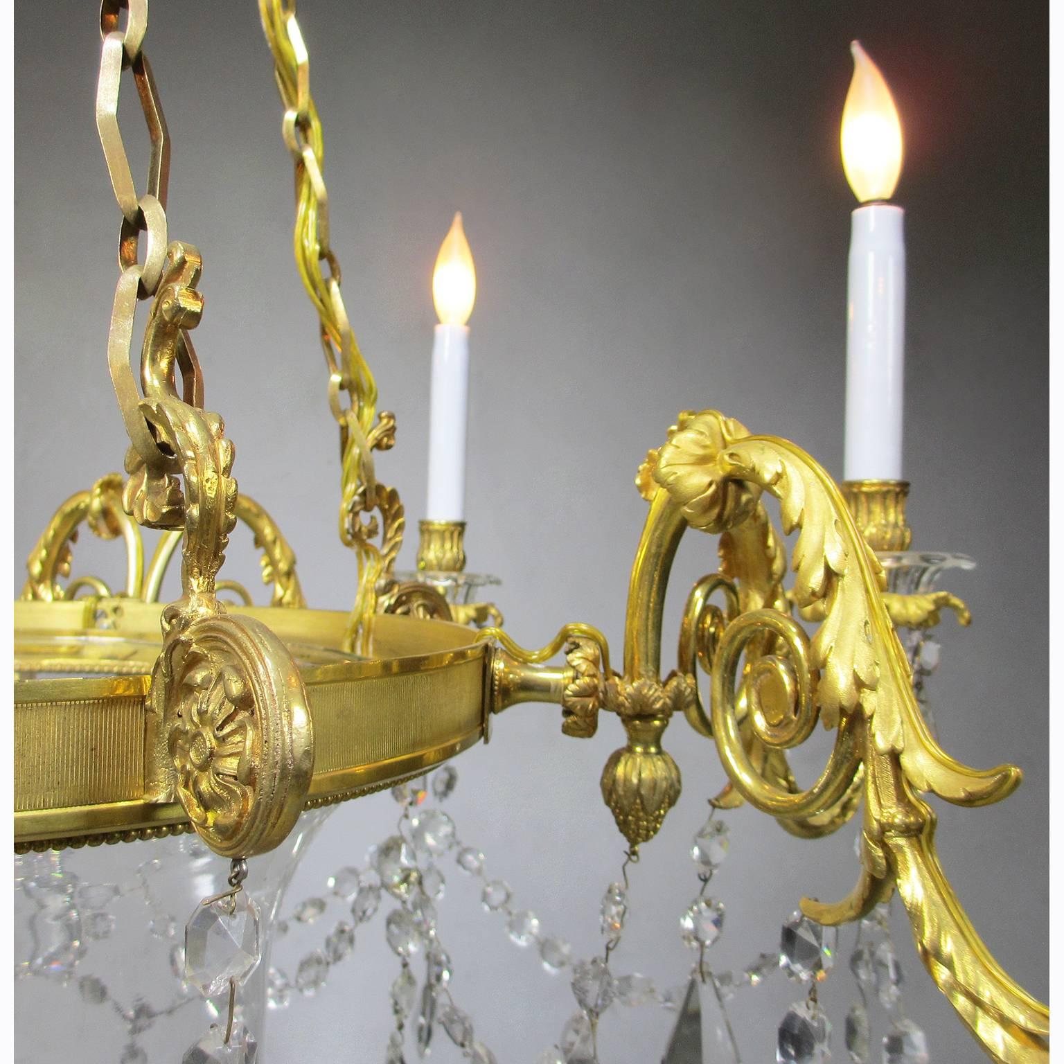 Vetro intagliato Lampadario in stile Luigi XV del XIX secolo in Ormolu e vetro tagliato di Mottheau et Fils in vendita