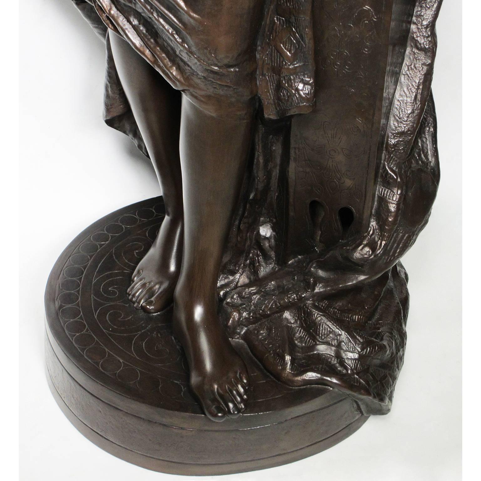 Embossé Sculpture française du 19ème siècle représentant une femme avec une lanterne, par Louis Hottot en vente