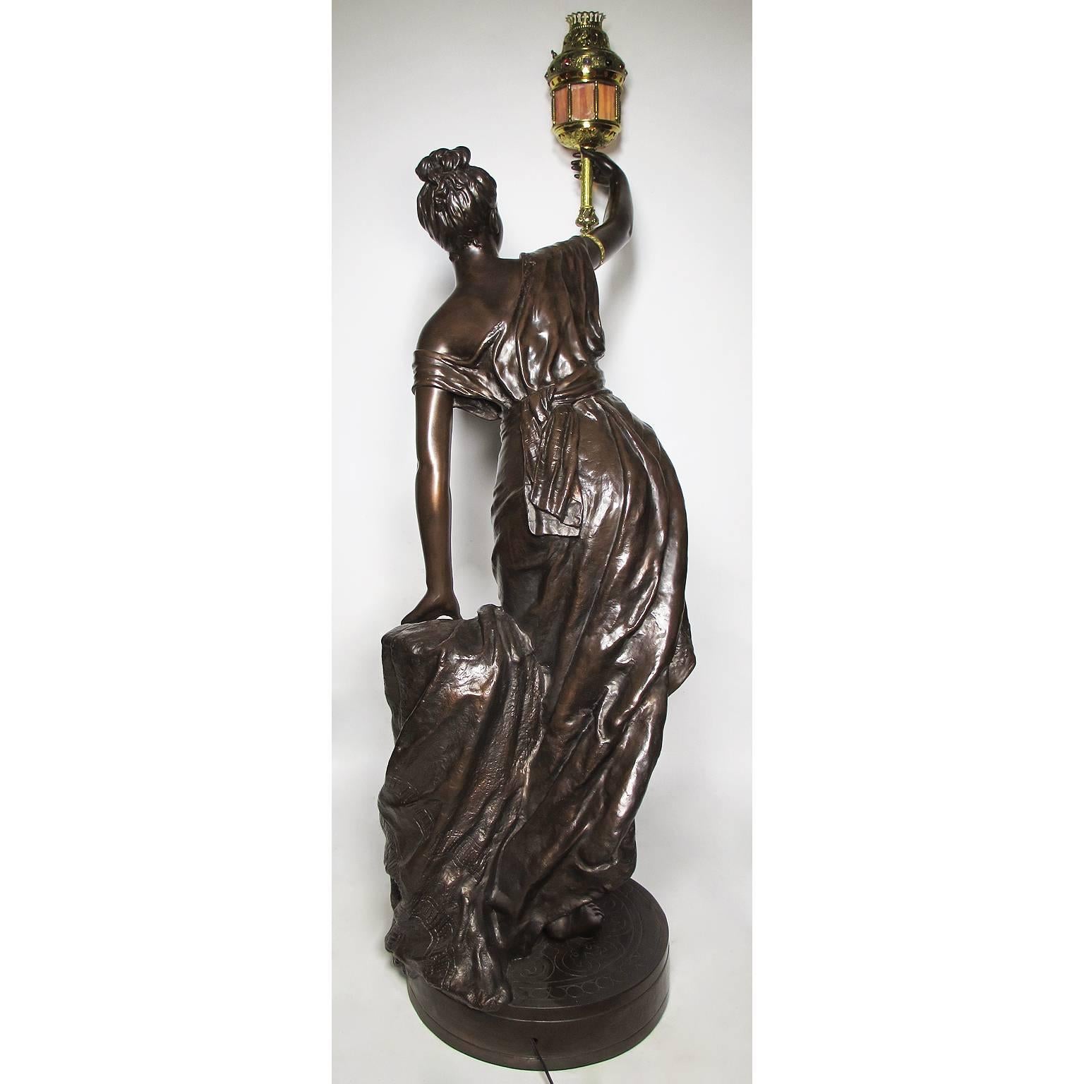 Grès porcellanato Scultura francese del XIX secolo a grandezza naturale di una donna con una lanterna, di Louis Hottot in vendita