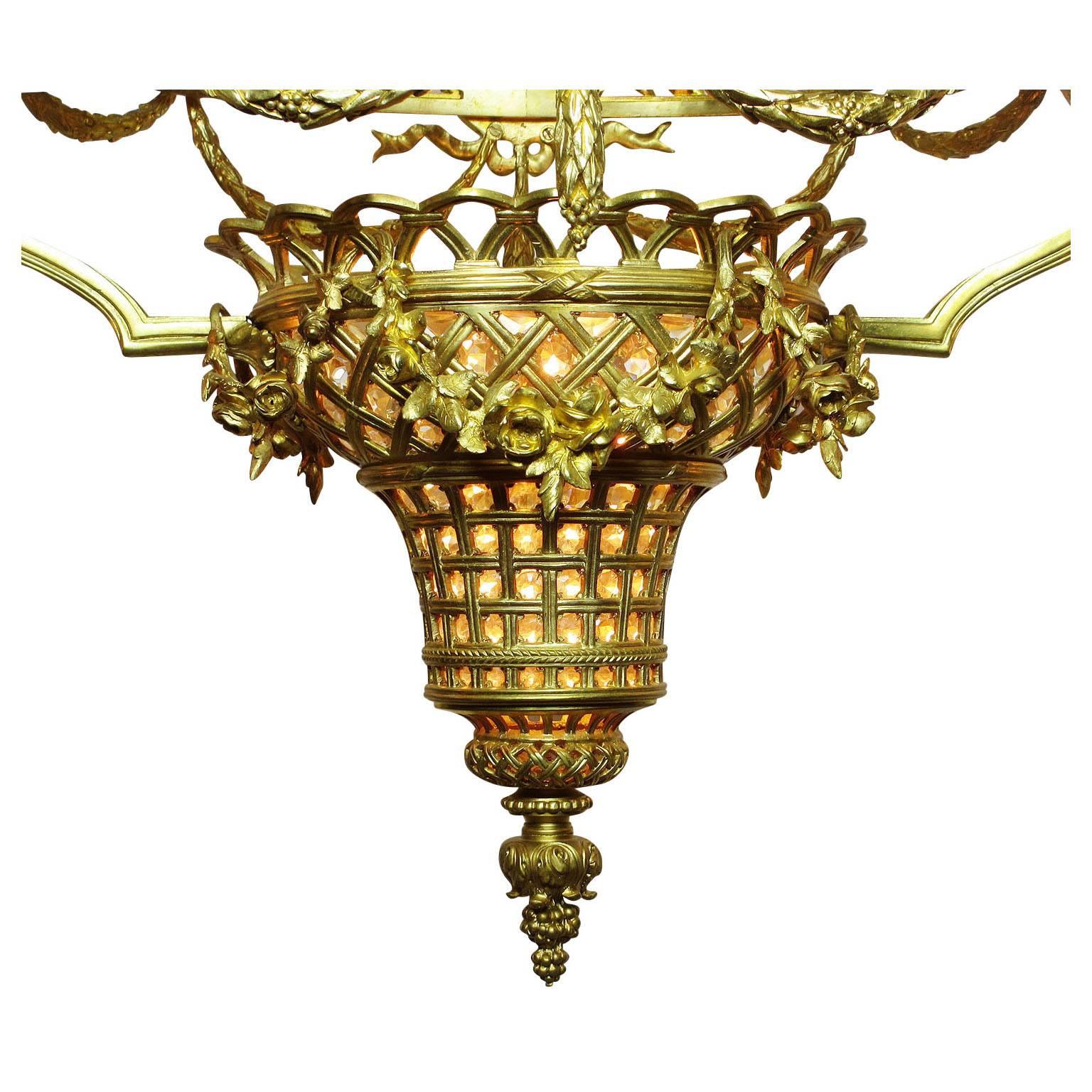 Palastlicher französischer Orante-Kronleuchter aus vergoldeter Bronze im Louis XIV.-Stil des 19./20. Jahrhunderts  im Zustand „Gut“ im Angebot in Los Angeles, CA
