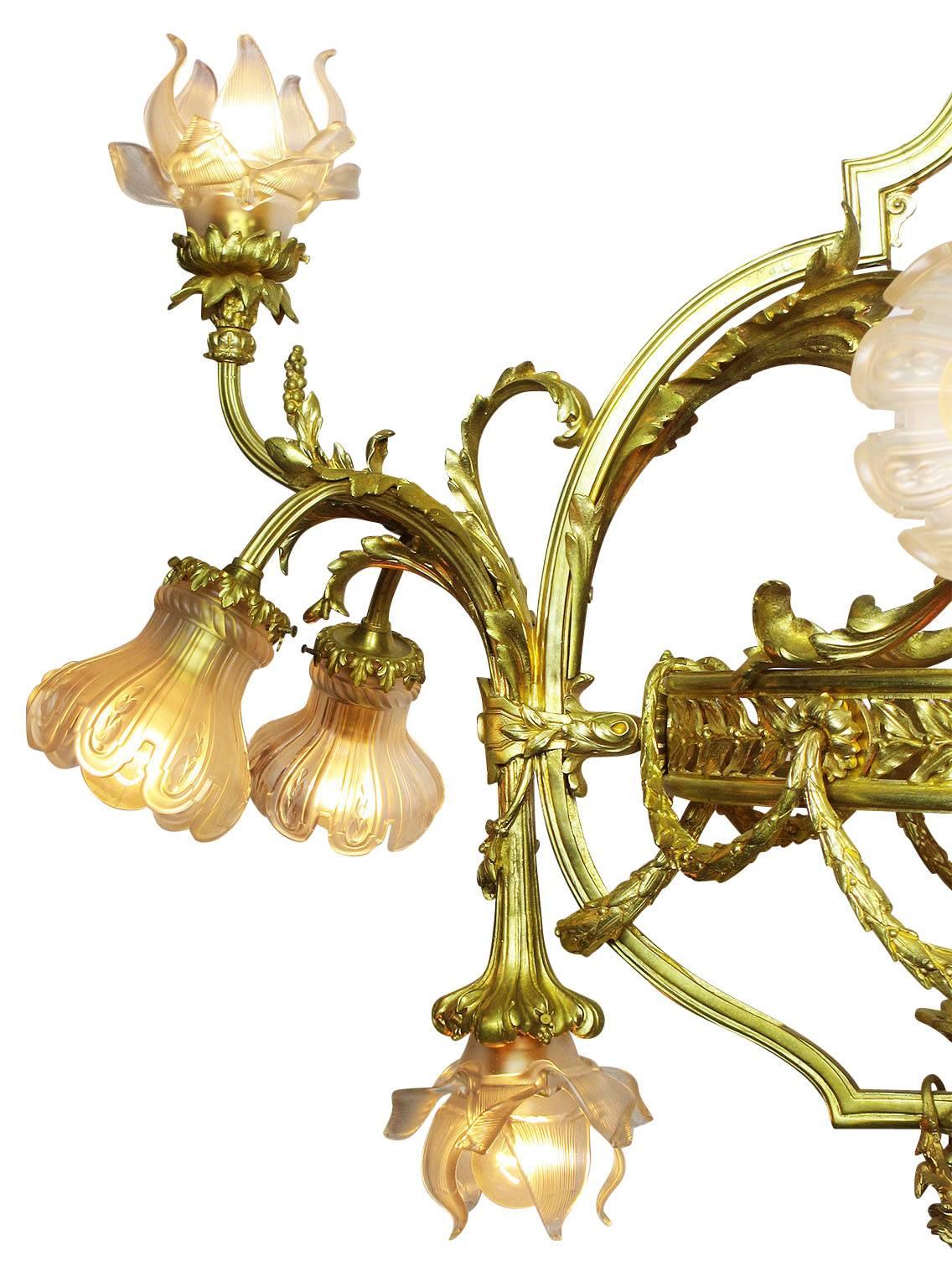 Palastlicher französischer Orante-Kronleuchter aus vergoldeter Bronze im Louis XIV.-Stil des 19./20. Jahrhunderts  (Frühes 20. Jahrhundert) im Angebot