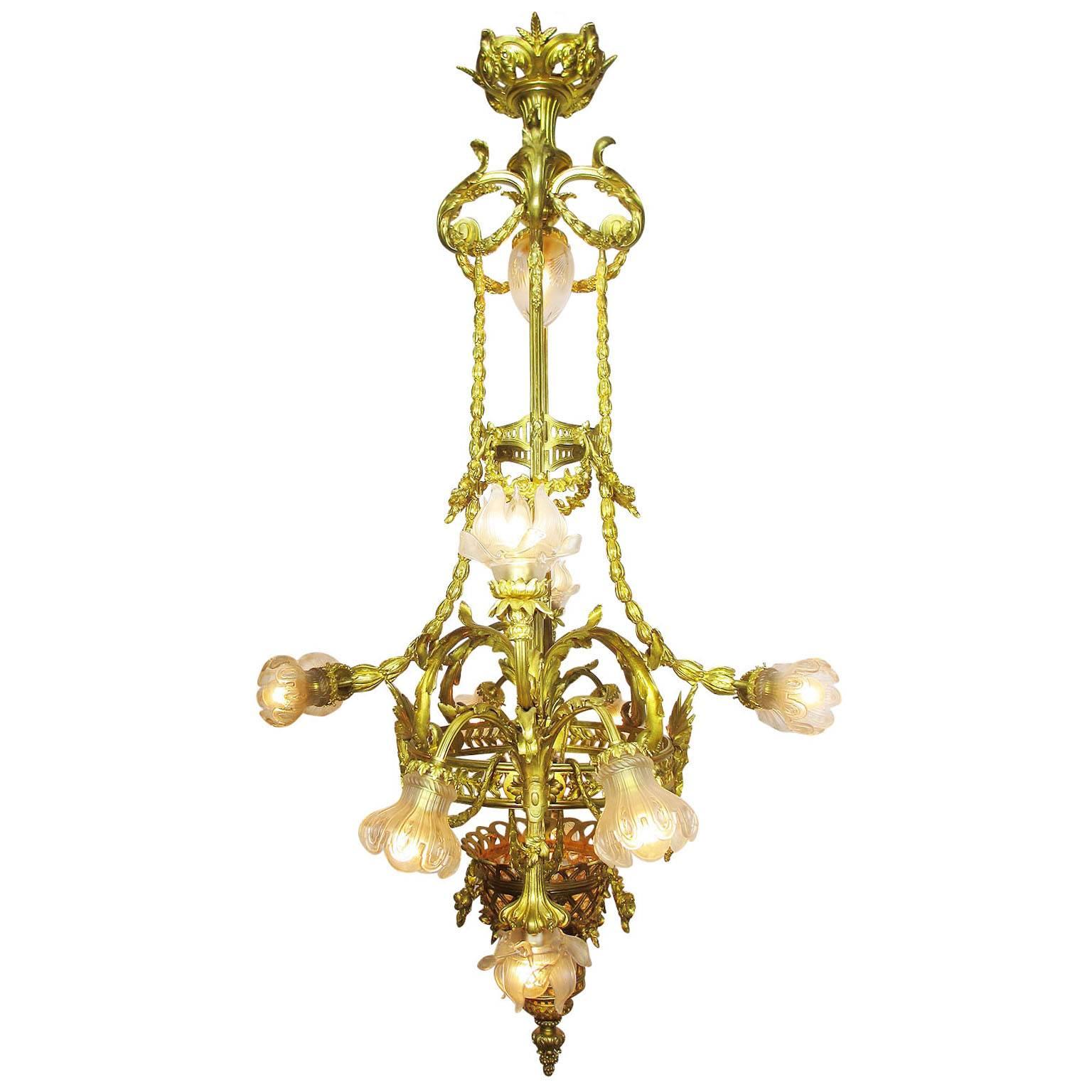 Palastlicher französischer Orante-Kronleuchter aus vergoldeter Bronze im Louis XIV.-Stil des 19./20. Jahrhunderts  im Angebot 1