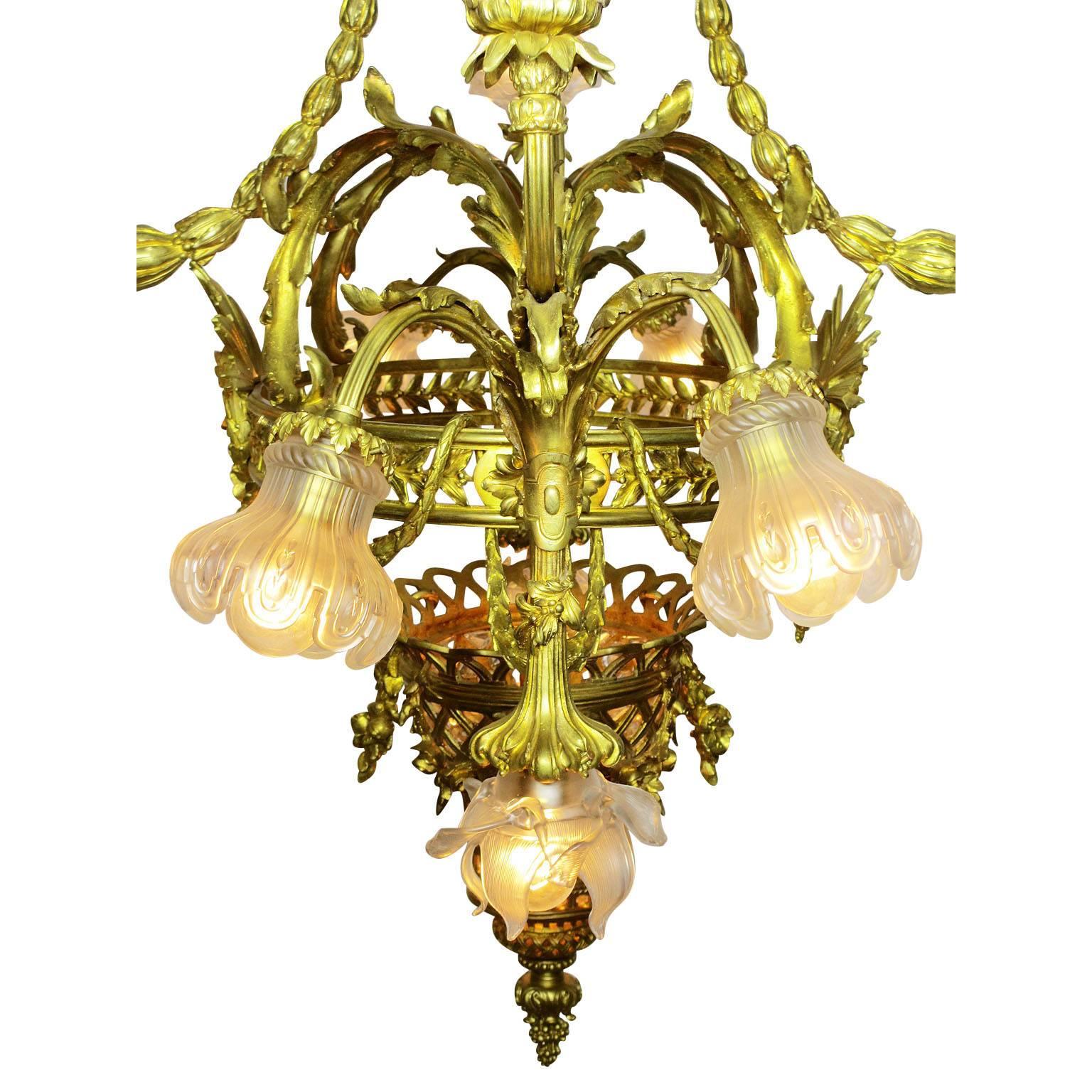 Palastlicher französischer Orante-Kronleuchter aus vergoldeter Bronze im Louis XIV.-Stil des 19./20. Jahrhunderts  im Angebot 2