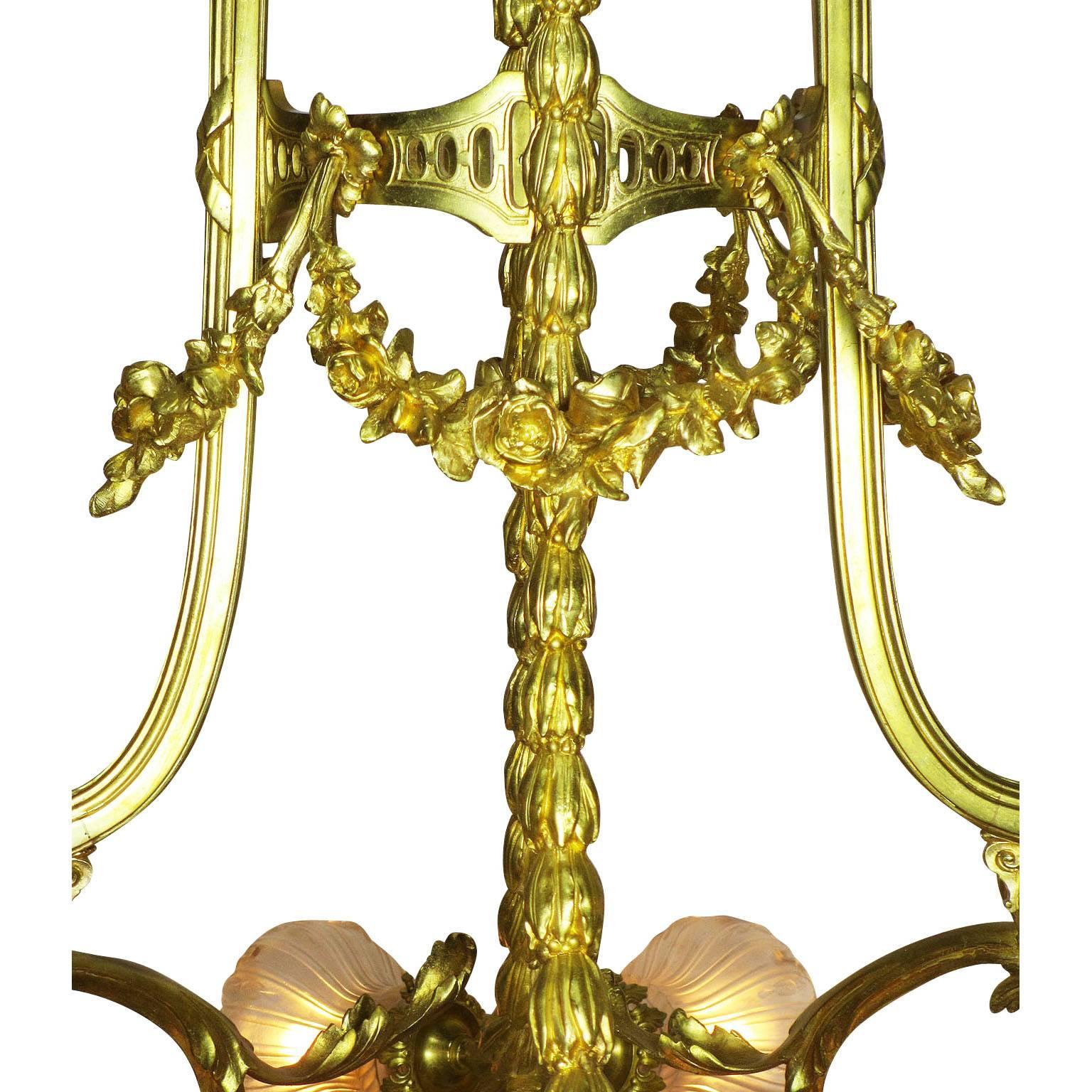 Palastlicher französischer Orante-Kronleuchter aus vergoldeter Bronze im Louis XIV.-Stil des 19./20. Jahrhunderts  im Angebot 3