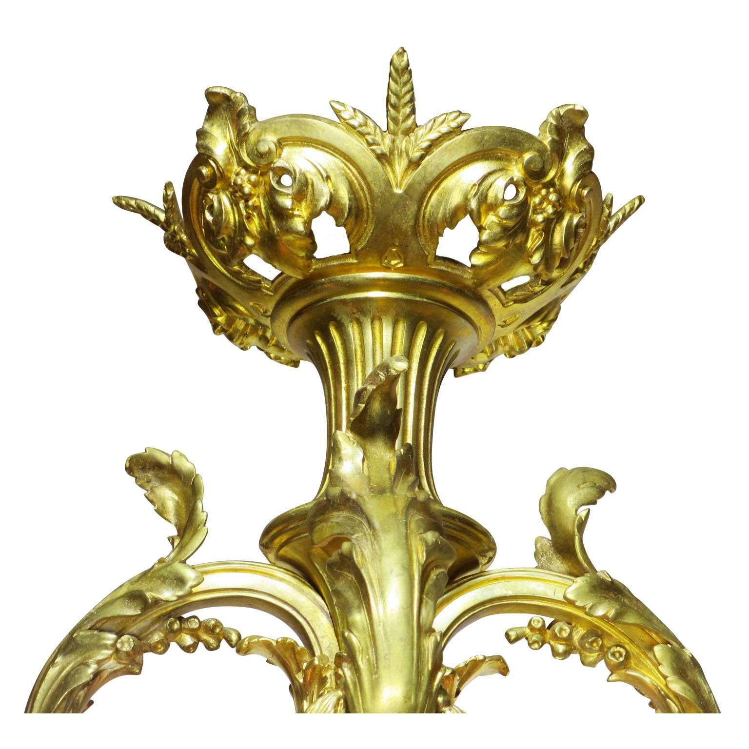 Palastlicher französischer Orante-Kronleuchter aus vergoldeter Bronze im Louis XIV.-Stil des 19./20. Jahrhunderts  im Angebot 4