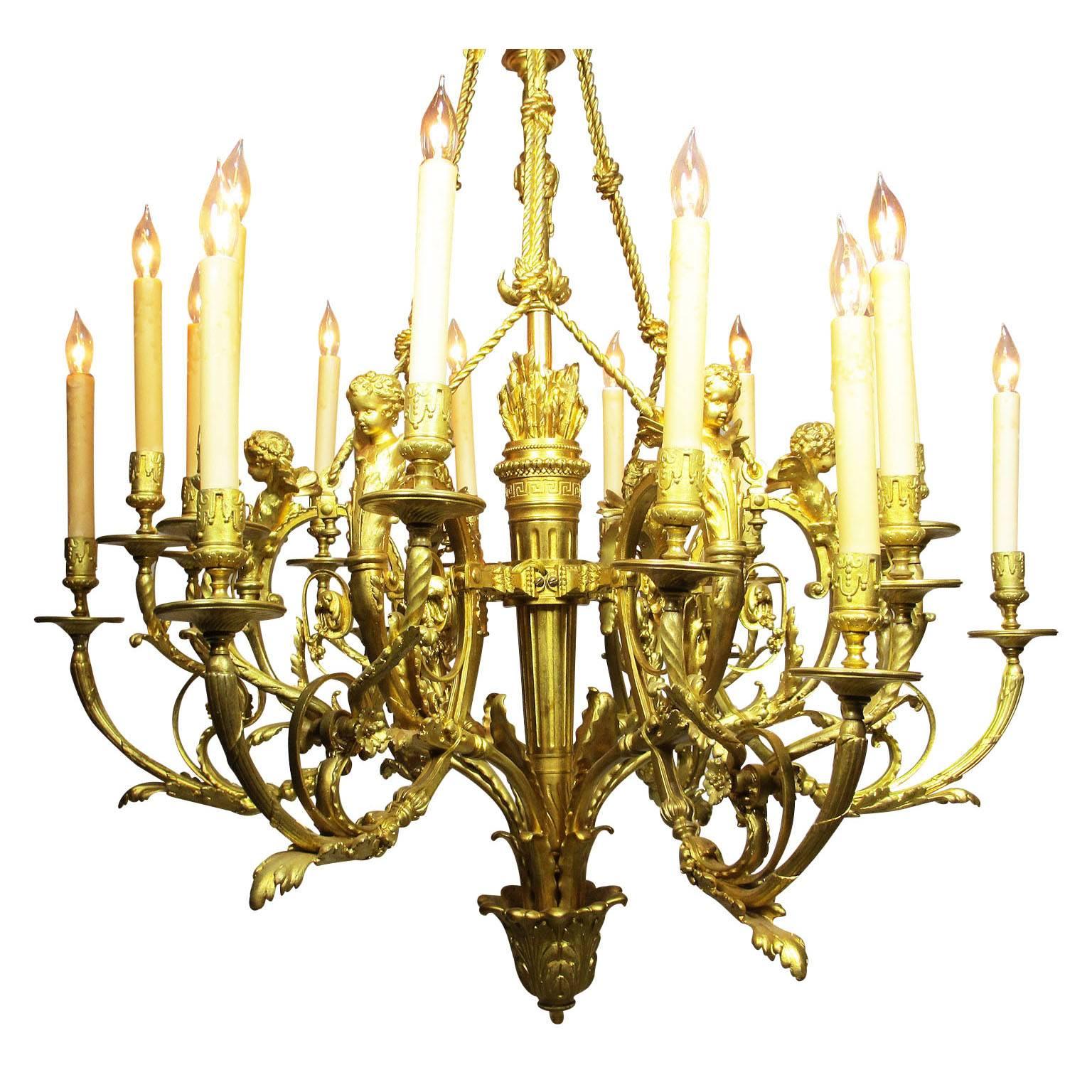 Eine feine französische Belle Époque 19-20 Jahrhundert achtzehn-Licht vergoldete Bronze und Legierungen  figuraler Kronleuchter. Der verschnörkelte Akanthuskranz, an dem ein Köcher mit Seil aufgehängt ist, trägt sechs geflügelte Putten, die jeweils