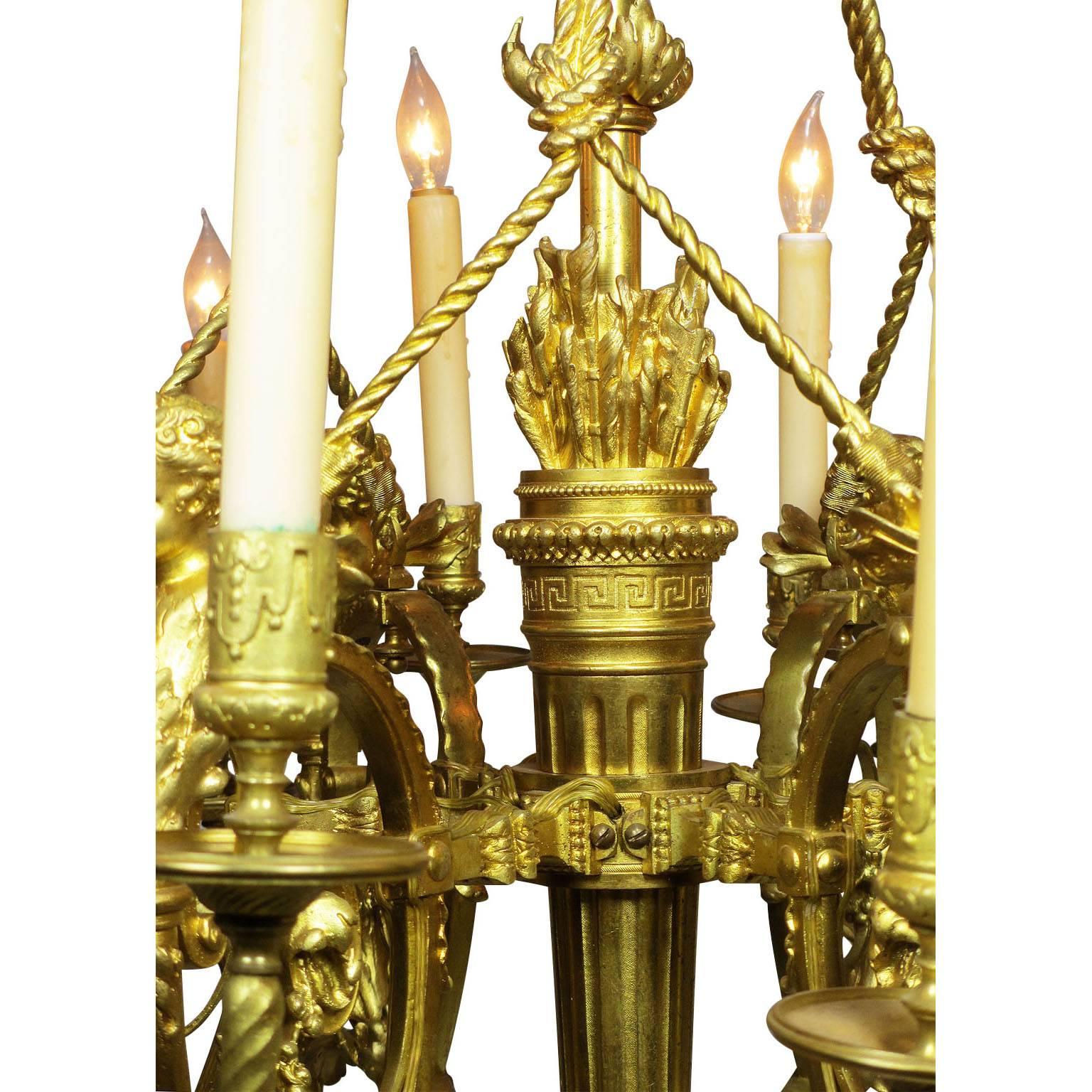 Französischer Belle Époque-Kronleuchter aus vergoldeter Bronze mit 18 Lichtern (19.-20. Jahrhundert) (Frühes 20. Jahrhundert) im Angebot