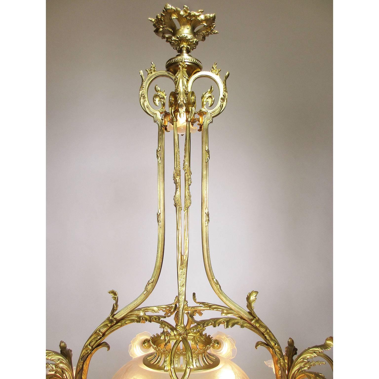 Belle Époque Gilt Bronze and Frosted Molded Glass Lyre Fifteen-Light Chandelier In Good Condition In Los Angeles, CA