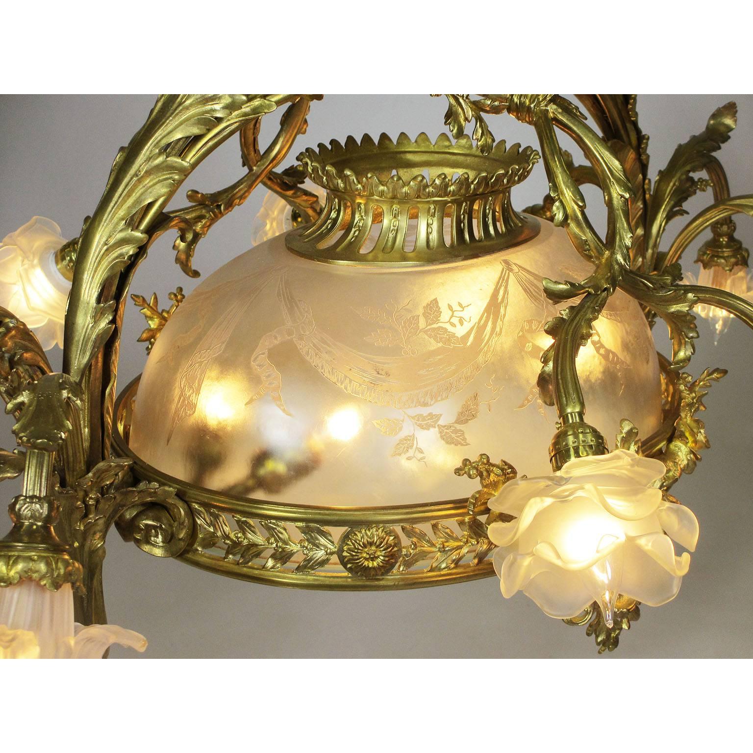 Belle Époque Gilt Bronze and Frosted Molded Glass Lyre Fifteen-Light Chandelier 3