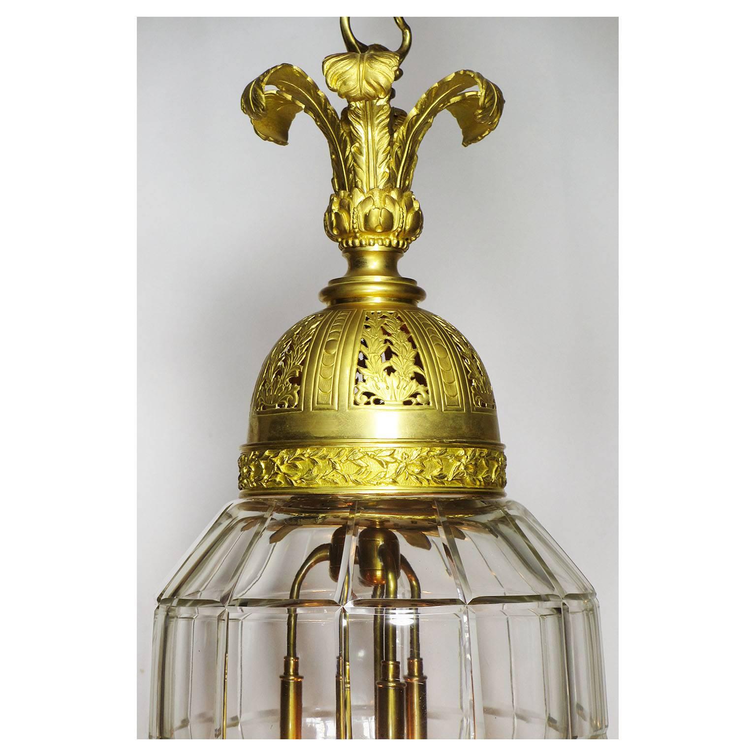 Eine schöne französische vergoldete Bronzelaterne im Stil der Belle Époque (19.-20. Jahrhundert) mit vier Leuchten, die Baccarat, Paris, um 1900 zugeschrieben wird.
Maßnahmen:
Höhe: 33 1/2 Zoll (85,1 cm).
Breite: 12 Zoll (30,5