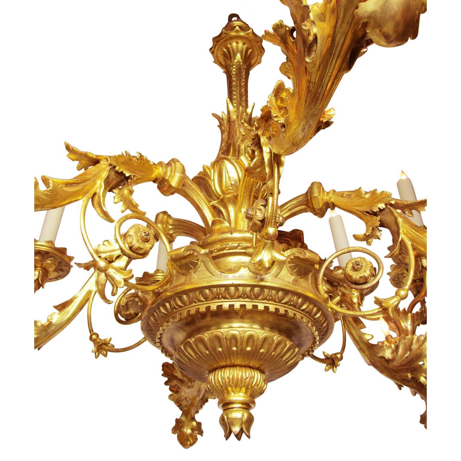 Palastartiger italienischer geschnitzter Florentiner Rokoko-Kronleuchter aus vergoldetem Holz aus dem 19. Jahrhundert (Vergoldet) im Angebot