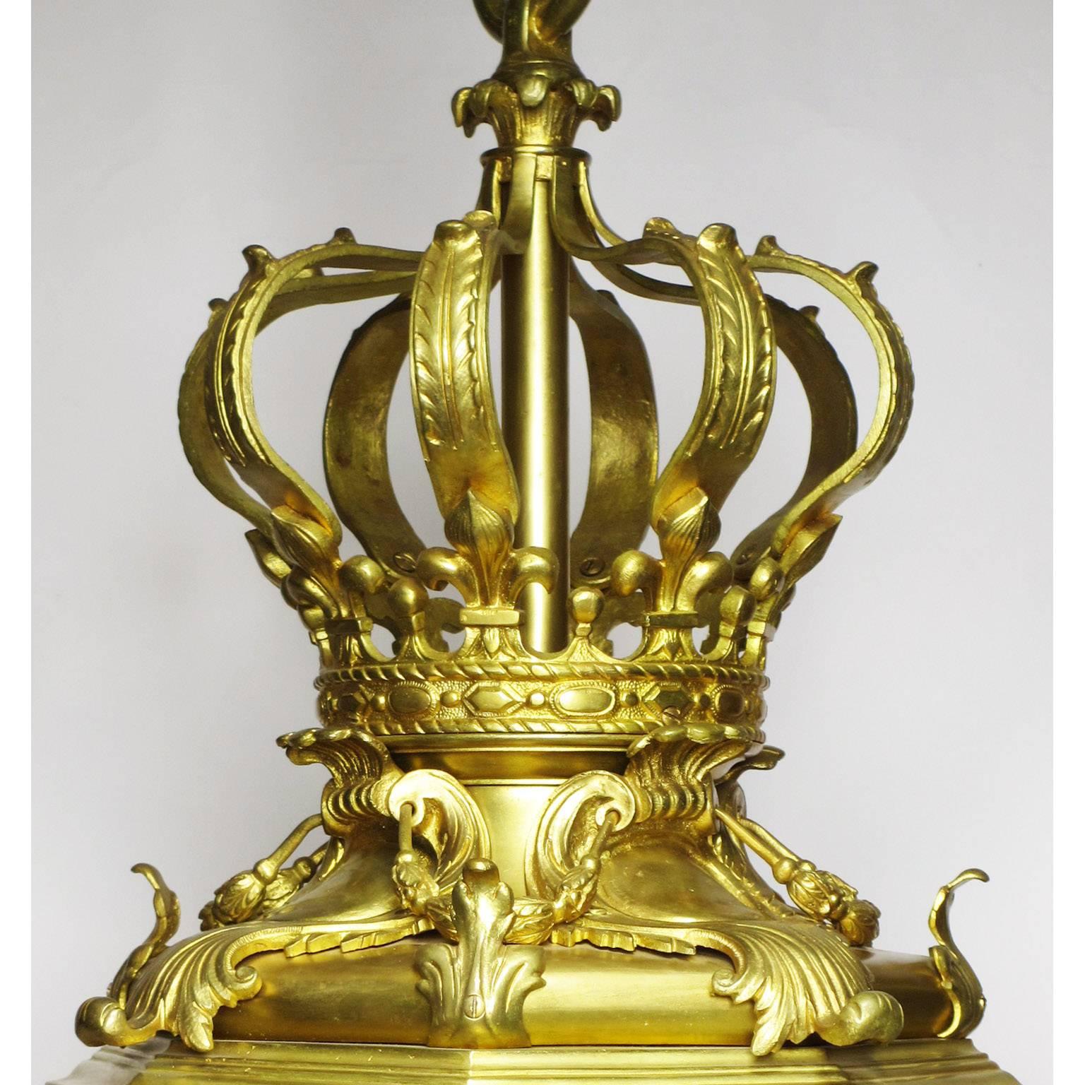 Figurale und große französische Laterne aus vergoldeter Bronze im Louis XIV.-Stil des 19. Jahrhunderts (Abgeschrägt) im Angebot