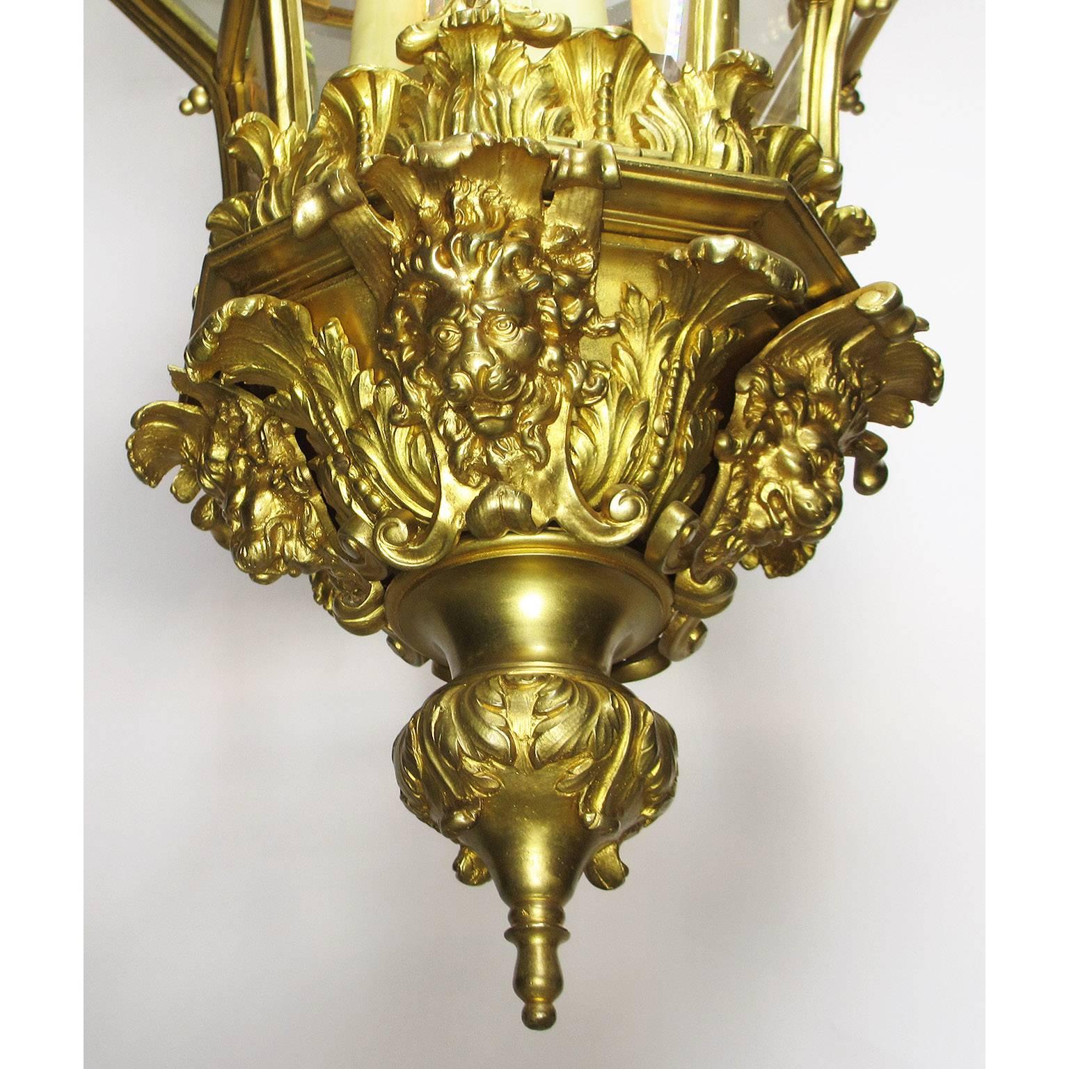 Figurale und große französische Laterne aus vergoldeter Bronze im Louis XIV.-Stil des 19. Jahrhunderts (Spätes 19. Jahrhundert) im Angebot
