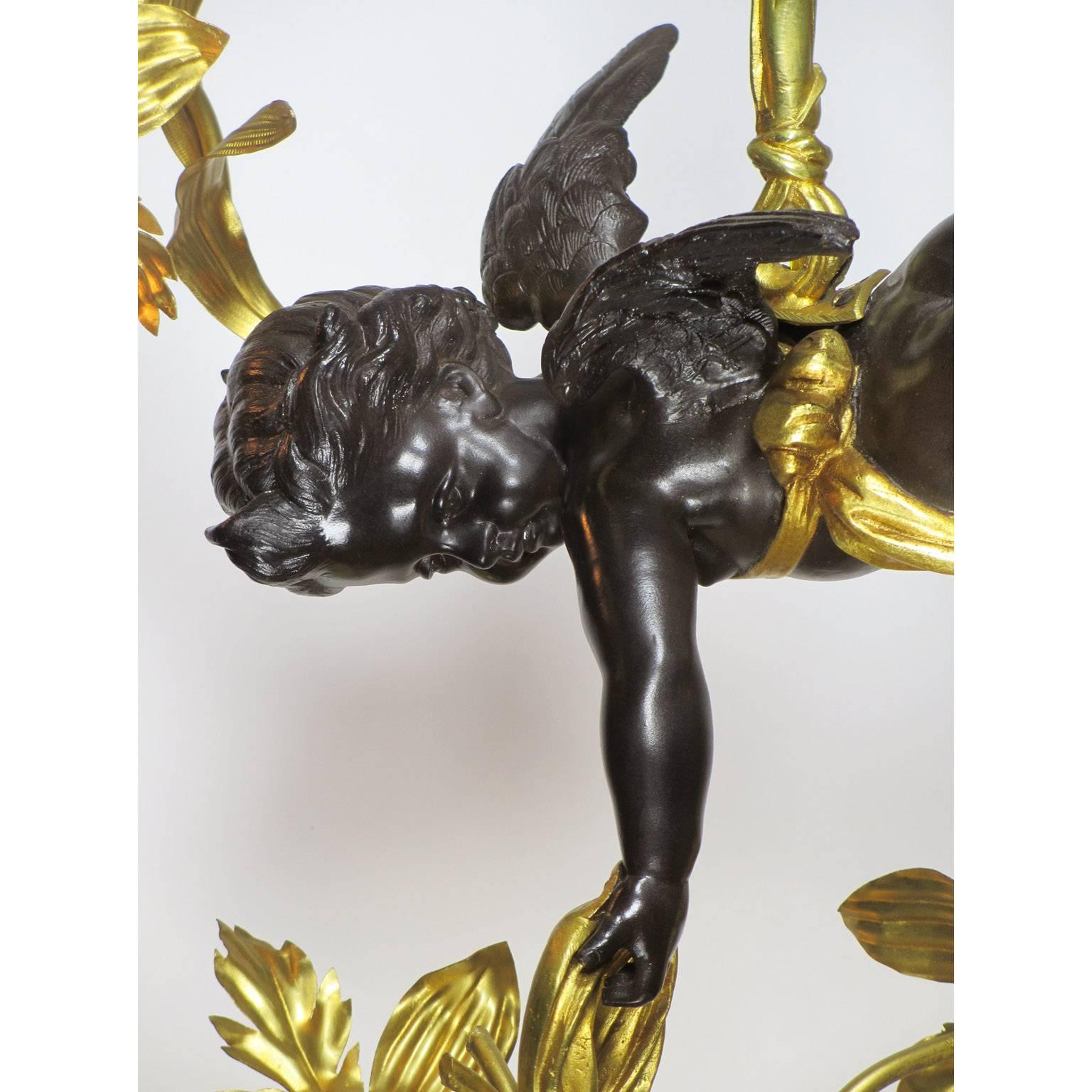 Lustre français de style Belle Époque en bronze patiné et doré représentant un chérubin plânant Bon état - En vente à Los Angeles, CA