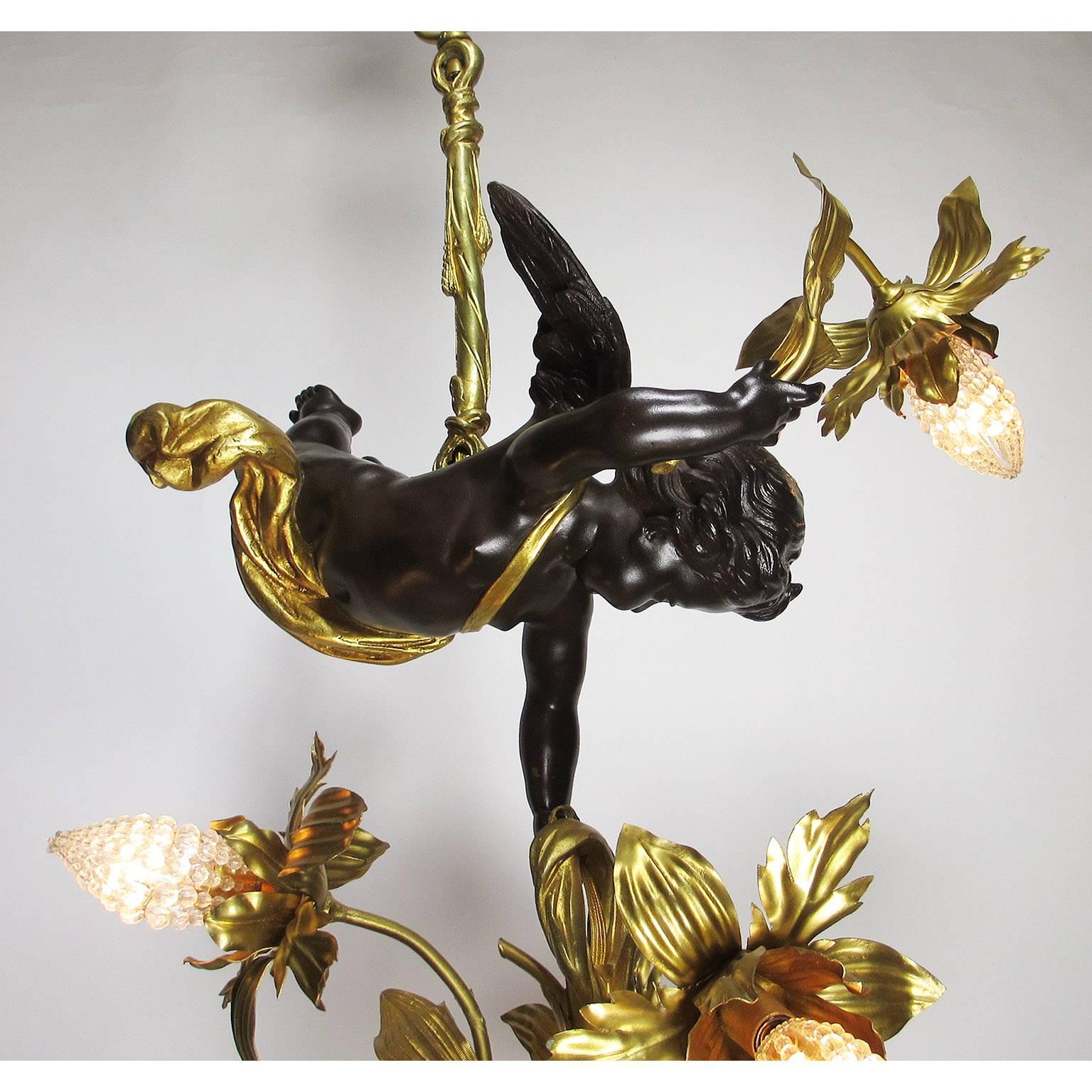 Début du 20ème siècle Lustre français de style Belle Époque en bronze patiné et doré représentant un chérubin plânant en vente