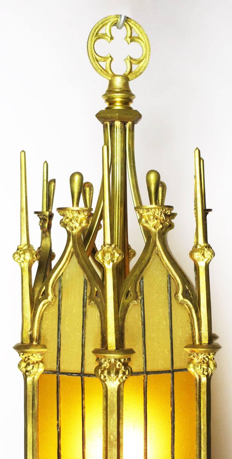 Ein Satz von drei französischen Hängelaternen aus vergoldeter Bronze und Glas im Stil der Gotik des 19. und 20. Jahrhunderts mit opak-gelbem Buntglas, um 1900.

Hinweis: Es handelt sich um einen Satz von drei Laternen, die einzeln verkauft werden