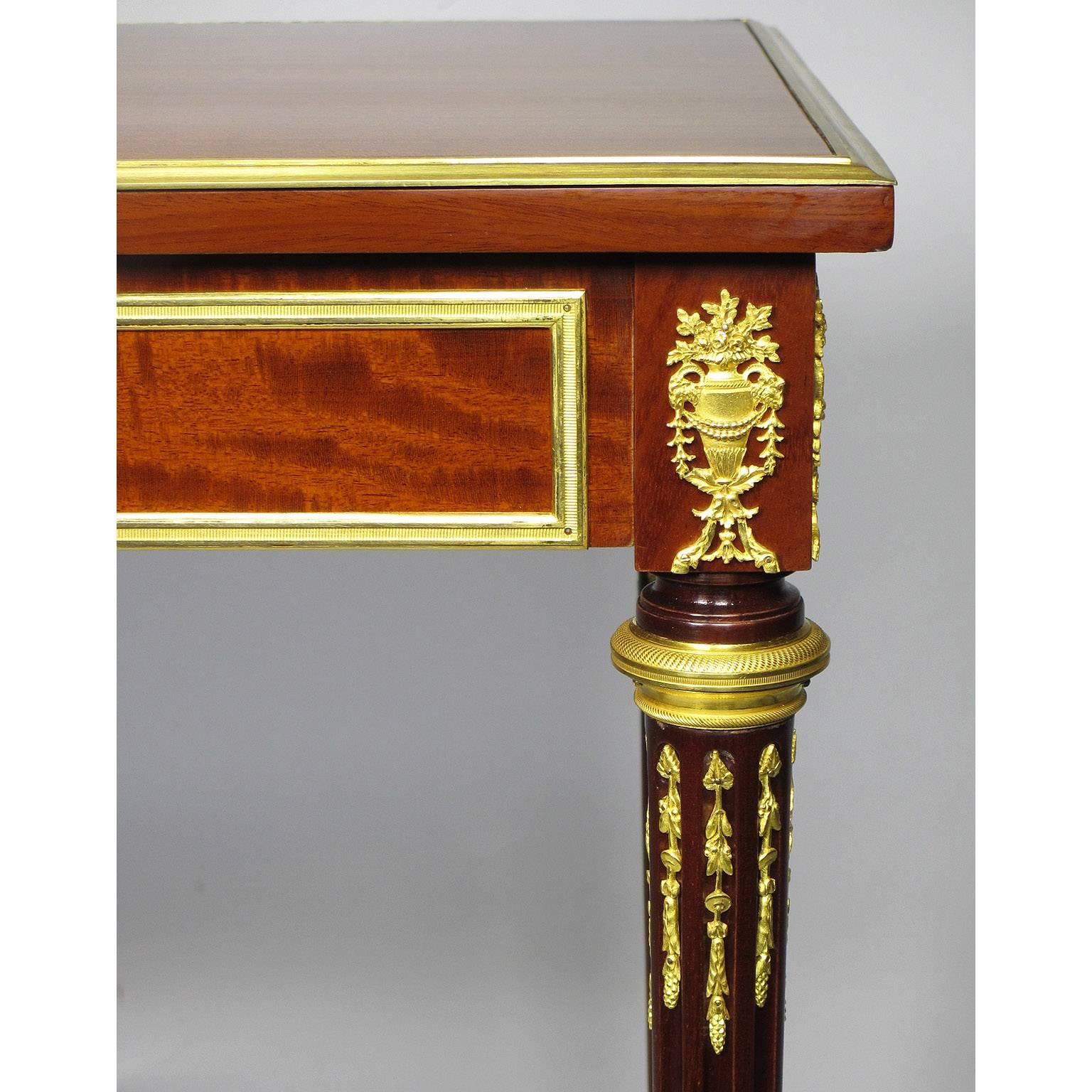 Français Table d'appoint de style Louis XVI du 19ème siècle en acajou et ornementation de bronze doré en vente