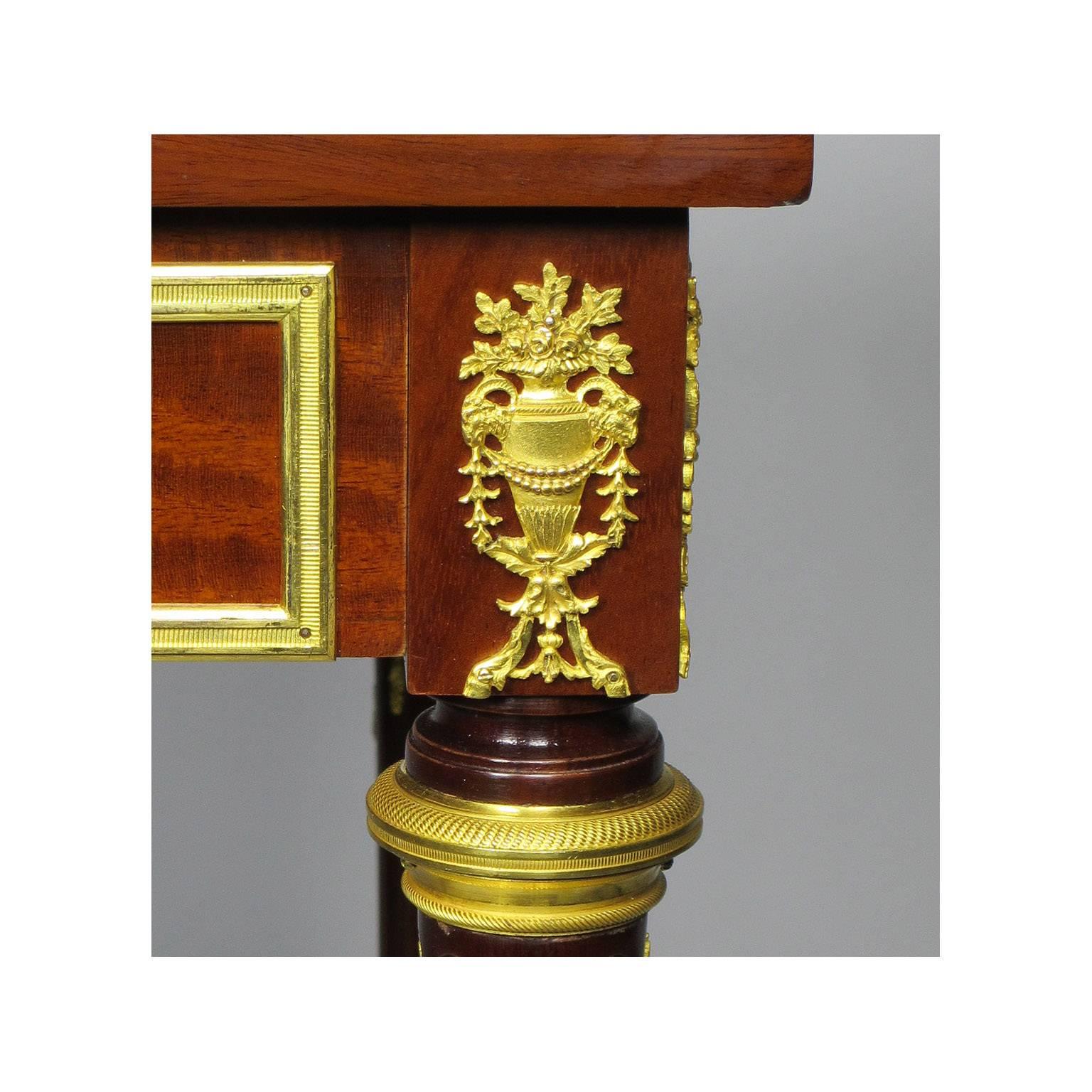 XIXe siècle Table d'appoint de style Louis XVI du 19ème siècle en acajou et ornementation de bronze doré en vente