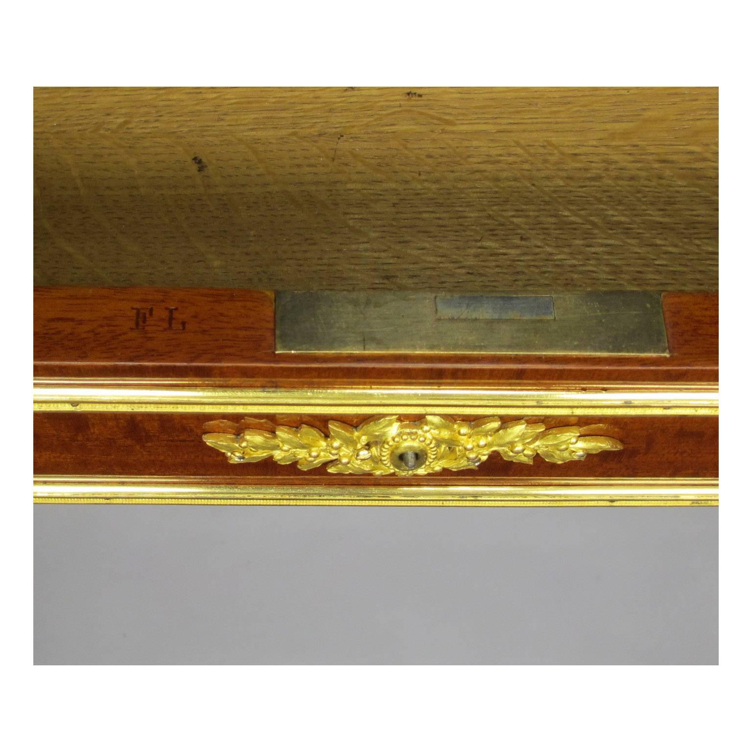 Bronze doré Table d'appoint de style Louis XVI du 19ème siècle en acajou et ornementation de bronze doré en vente