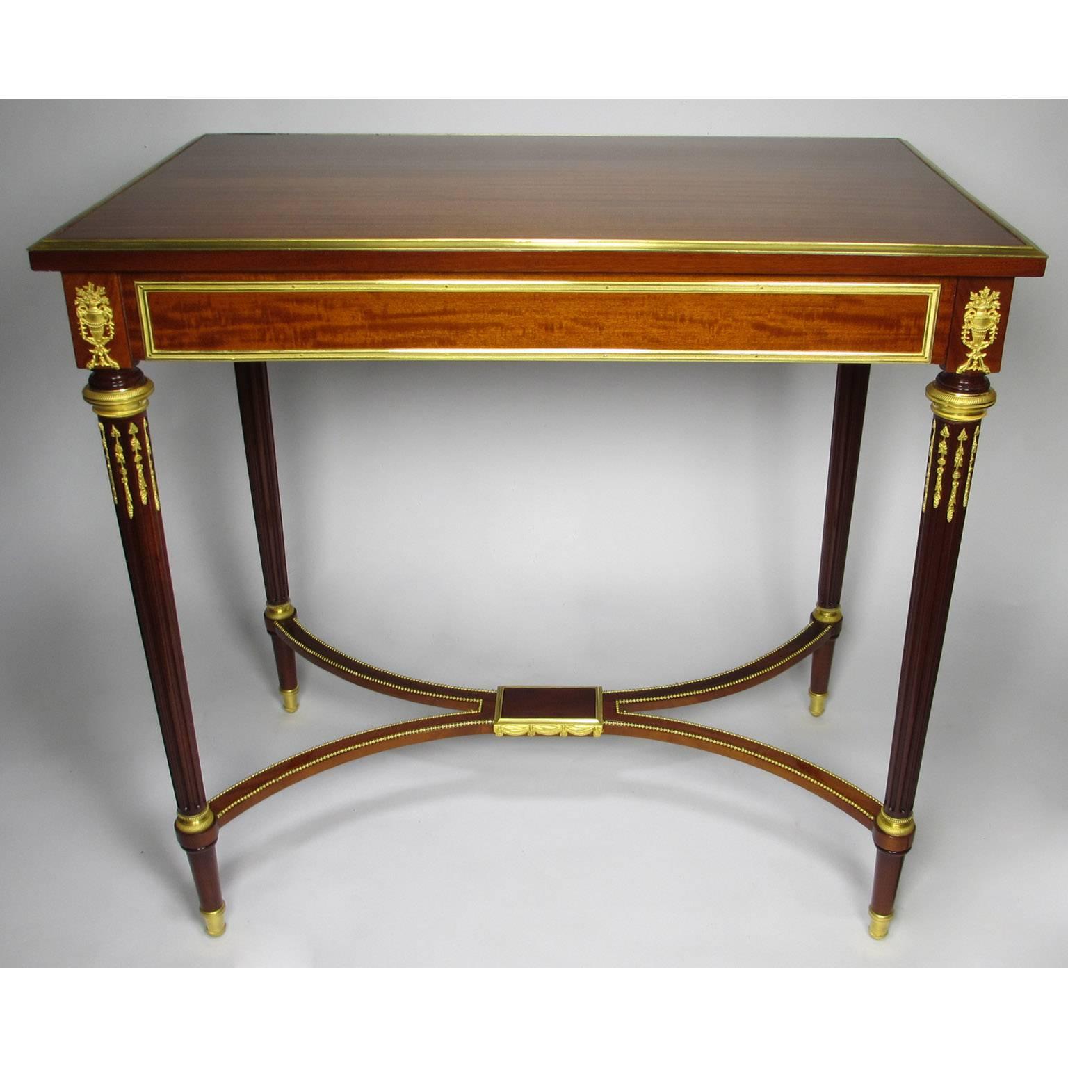 Table d'appoint de style Louis XVI du 19ème siècle en acajou et ornementation de bronze doré en vente 2