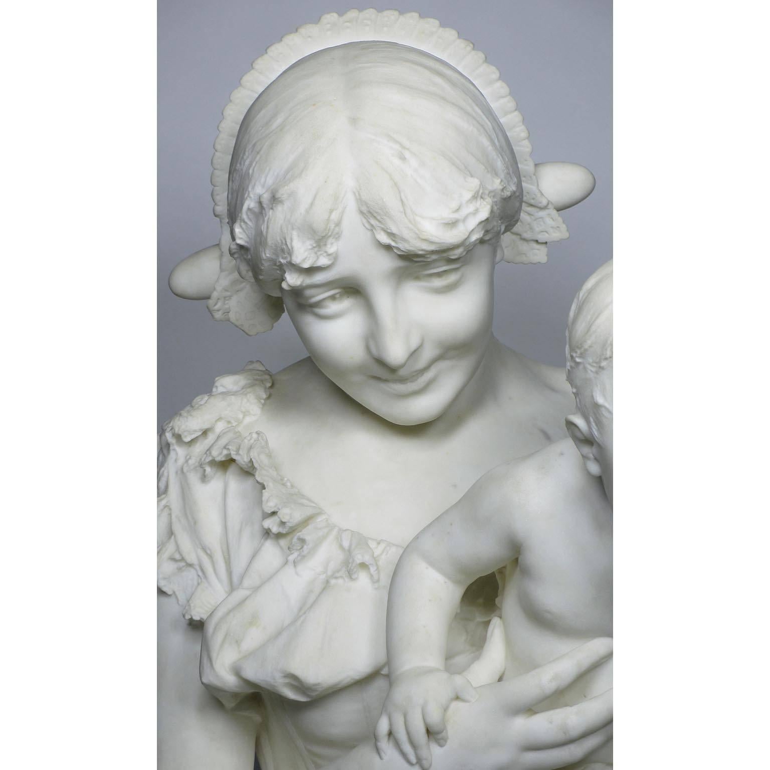 Très belle et charmante sculpture italienne en marbre de Carrare du XIXe siècle, grandeur nature, représentant une jeune mère joyeuse tenant son jeune enfant dans les bras, par le professeur Alfonso Mazzucchelli. Signé : A. Mazzucchelli, Milano,