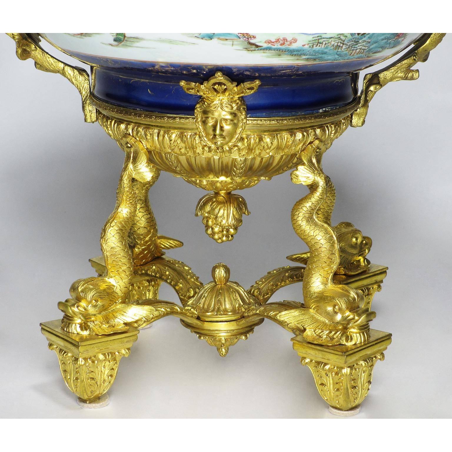 Chinoiseries Grand centre de table en porcelaine de Chine et bronze doré figuratif français du 19ème siècle en vente