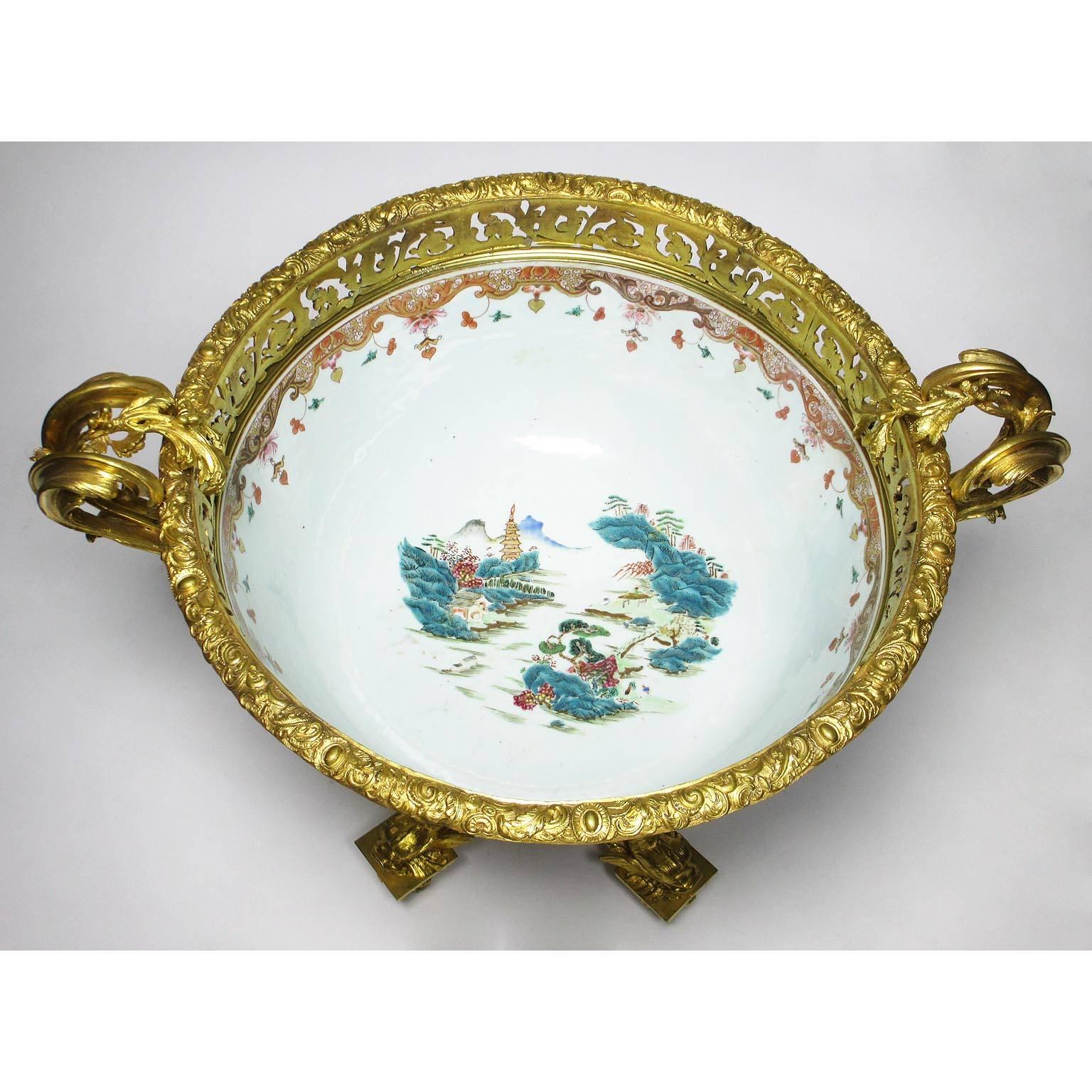 Großer Tafelaufsatz aus chinesischem Porzellan und französischem figuralem Goldbronze aus dem 19. Jahrhundert im Angebot 2