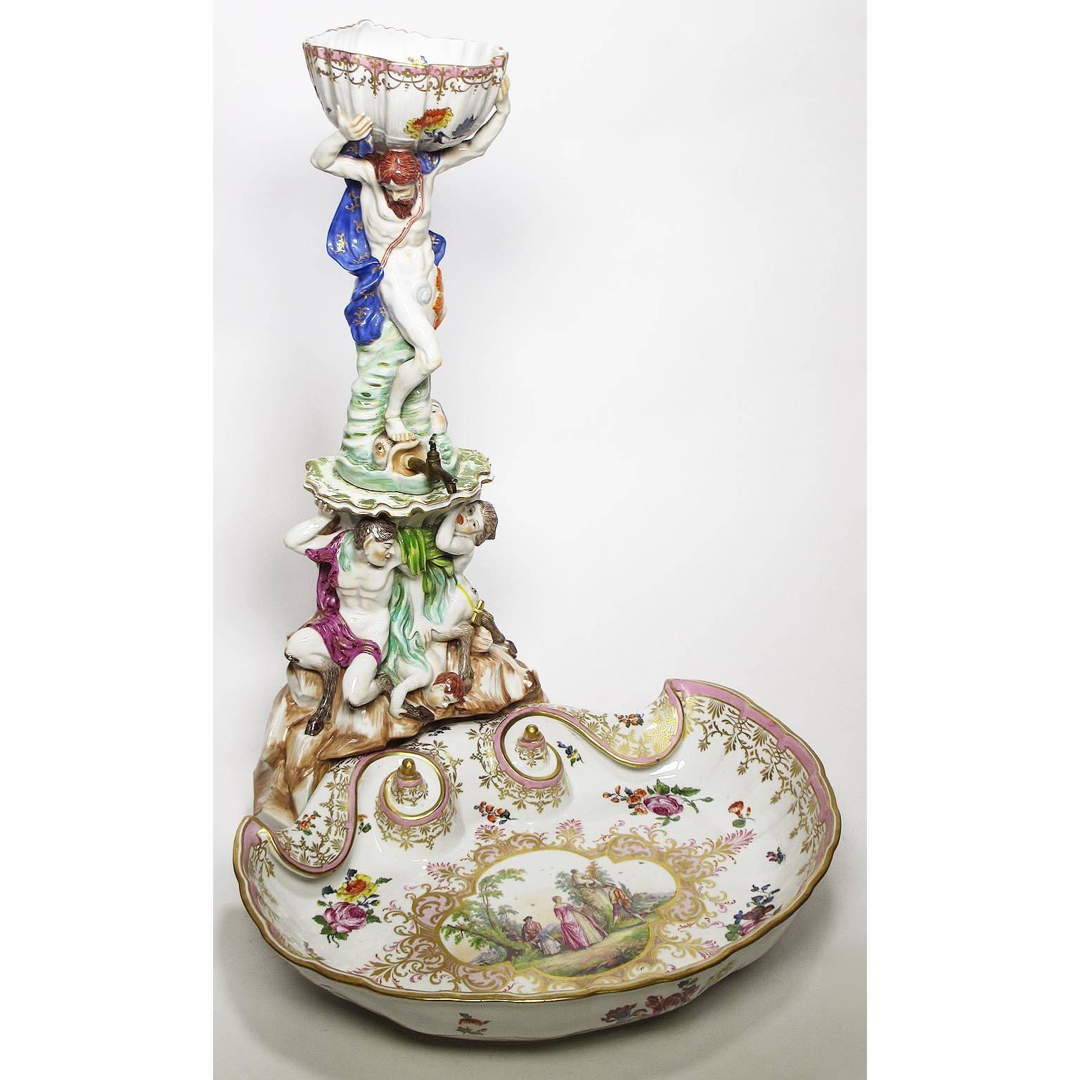 Une très belle et rare fontaine distributrice de liqueurs en porcelaine figurative allemande du 19e siècle. La fontaine allégorique en deux parties de style baroque représente un homme barbu debout, les bras levés tenant un socle en forme de