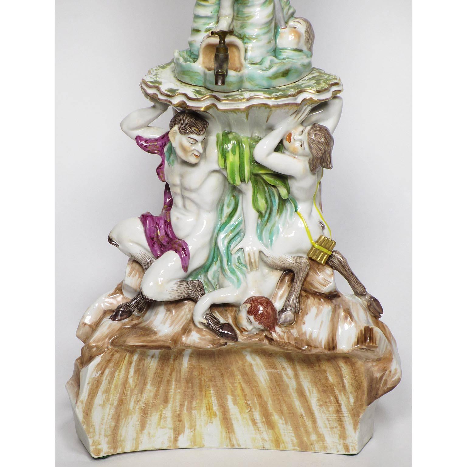 Allemand Fontaine à distributeur à liqueur en porcelaine figurative allemande du 19ème siècle, fine et rare en vente