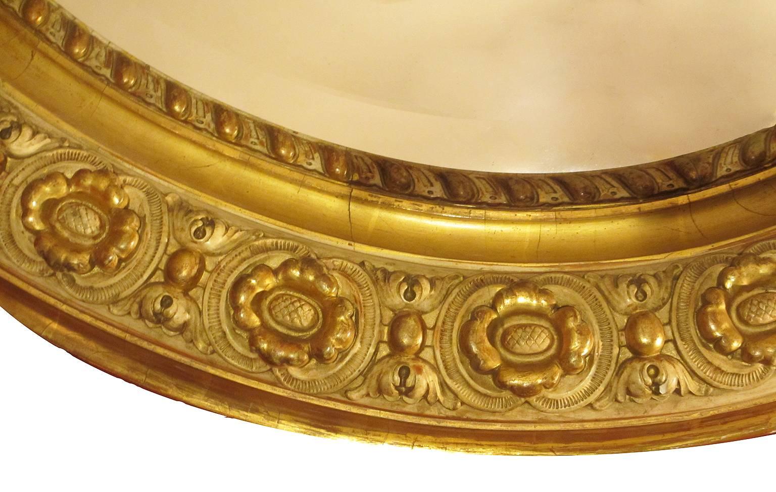 Ovaler Spiegelrahmen aus vergoldetem Holz und Gesso im Louis-XVI-Stil des 19. Jahrhunderts, geschnitzt (Louis XVI.) im Angebot