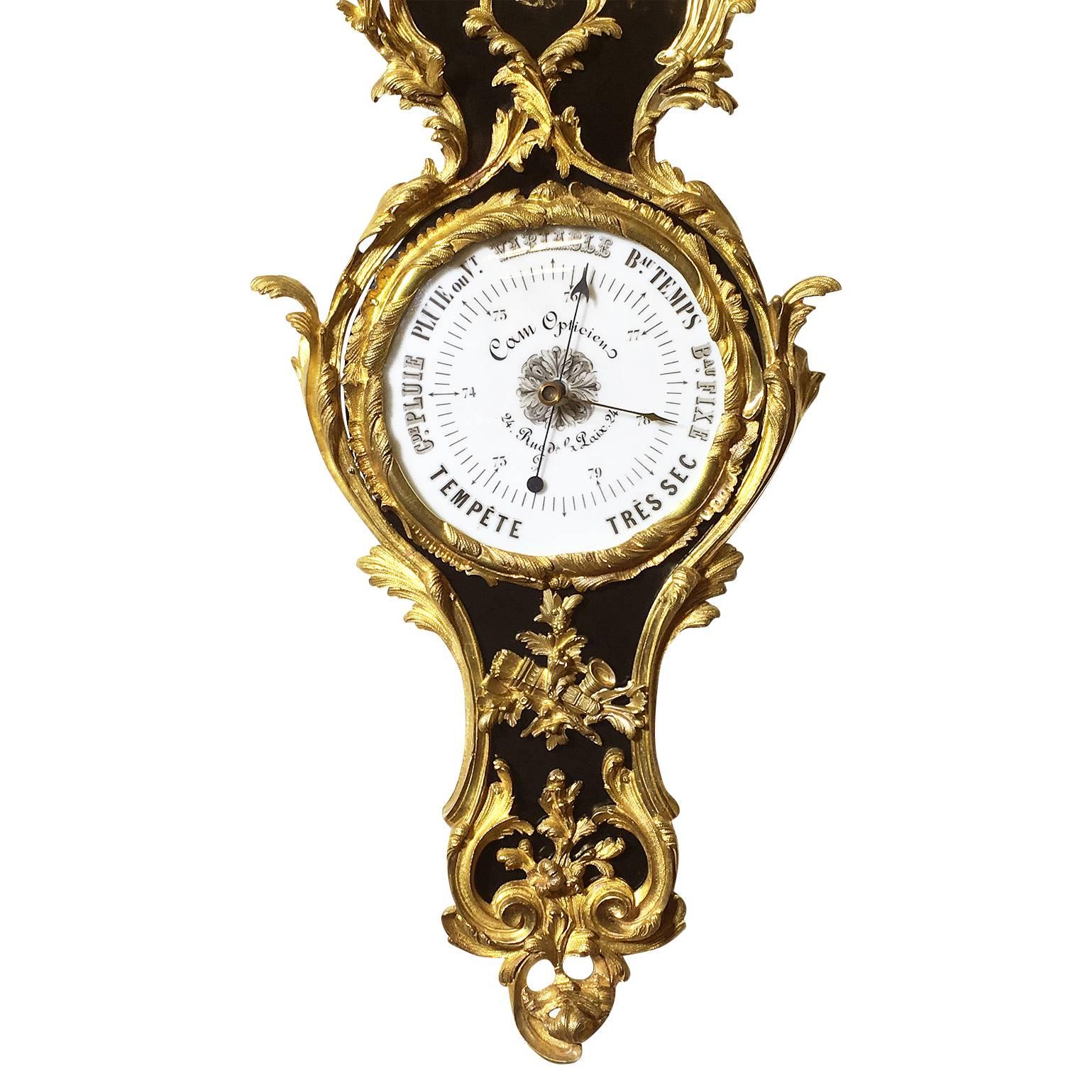 Ein sehr feines und palastartiges Paar französischer Kartelluhren im Stil Louis XV des 19. und 20. Jahrhunderts aus ebonisierter und vergoldeter Bronze und ein dazu passendes Barometer von La Maison Cam Opticien. Das Paar ist ebenfalls mit